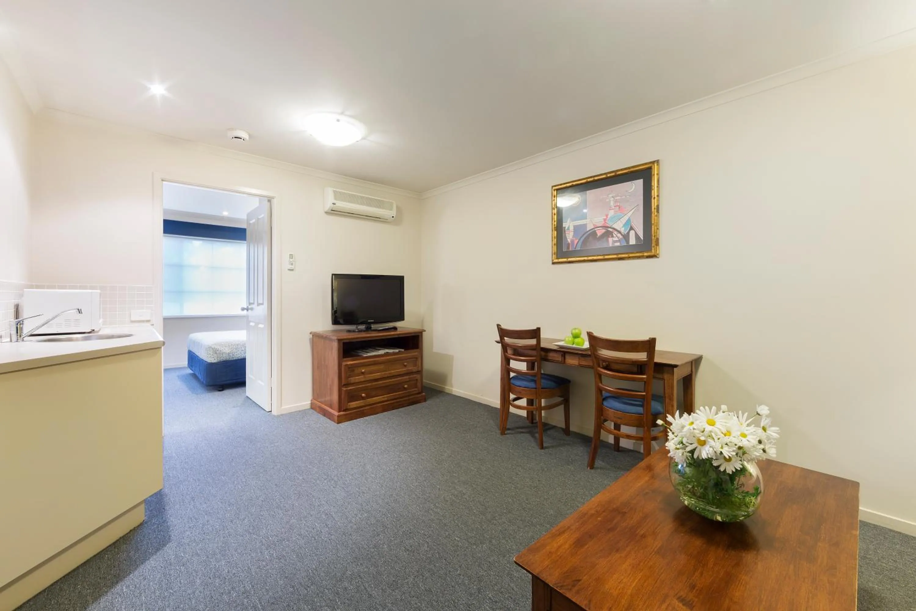 Queen Suite in Canberra Parklands Central Apartment Hotel Official