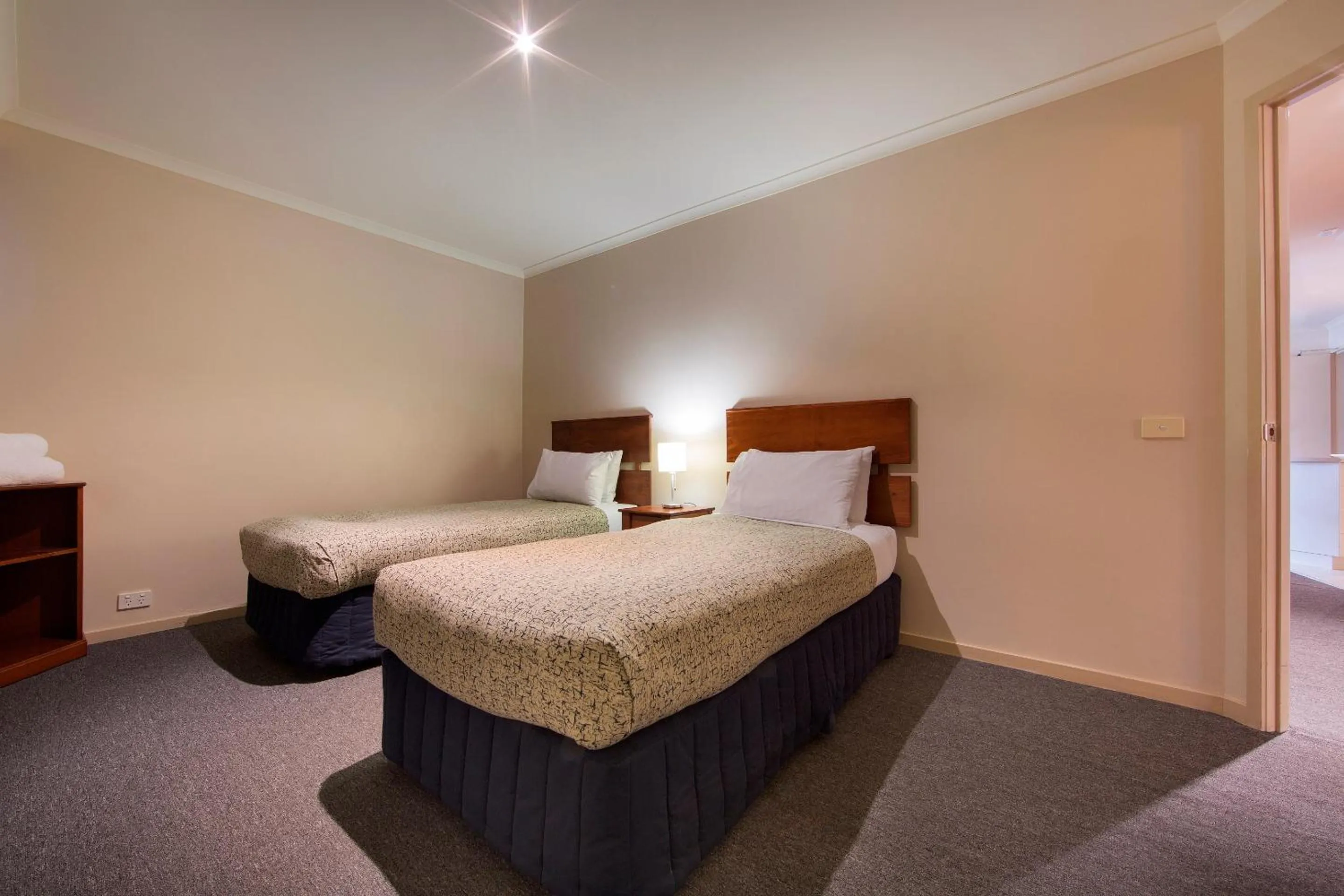 Two-Bedroom Apartment with Two Bathrooms in Canberra Parklands Central Apartment Hotel Official