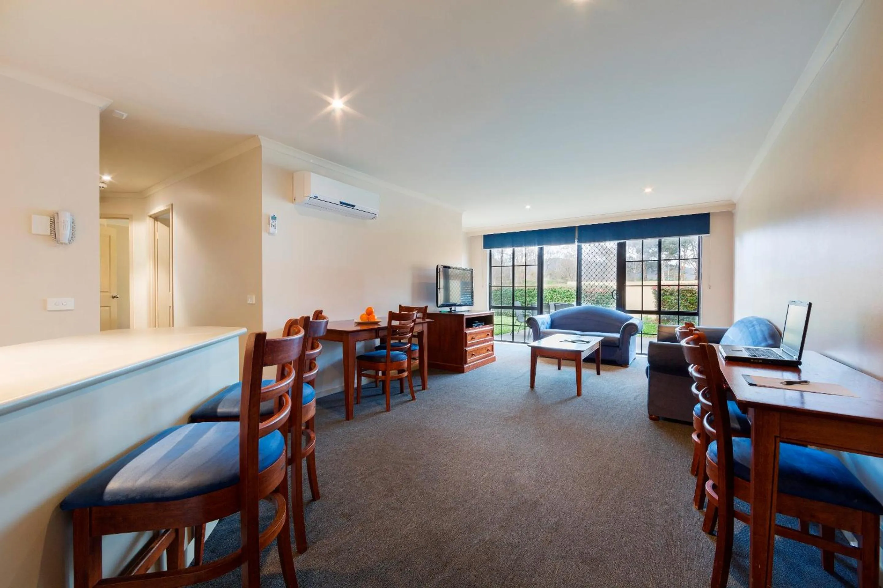 Three-Bedroom Apartment in Canberra Parklands Central Apartment Hotel Official