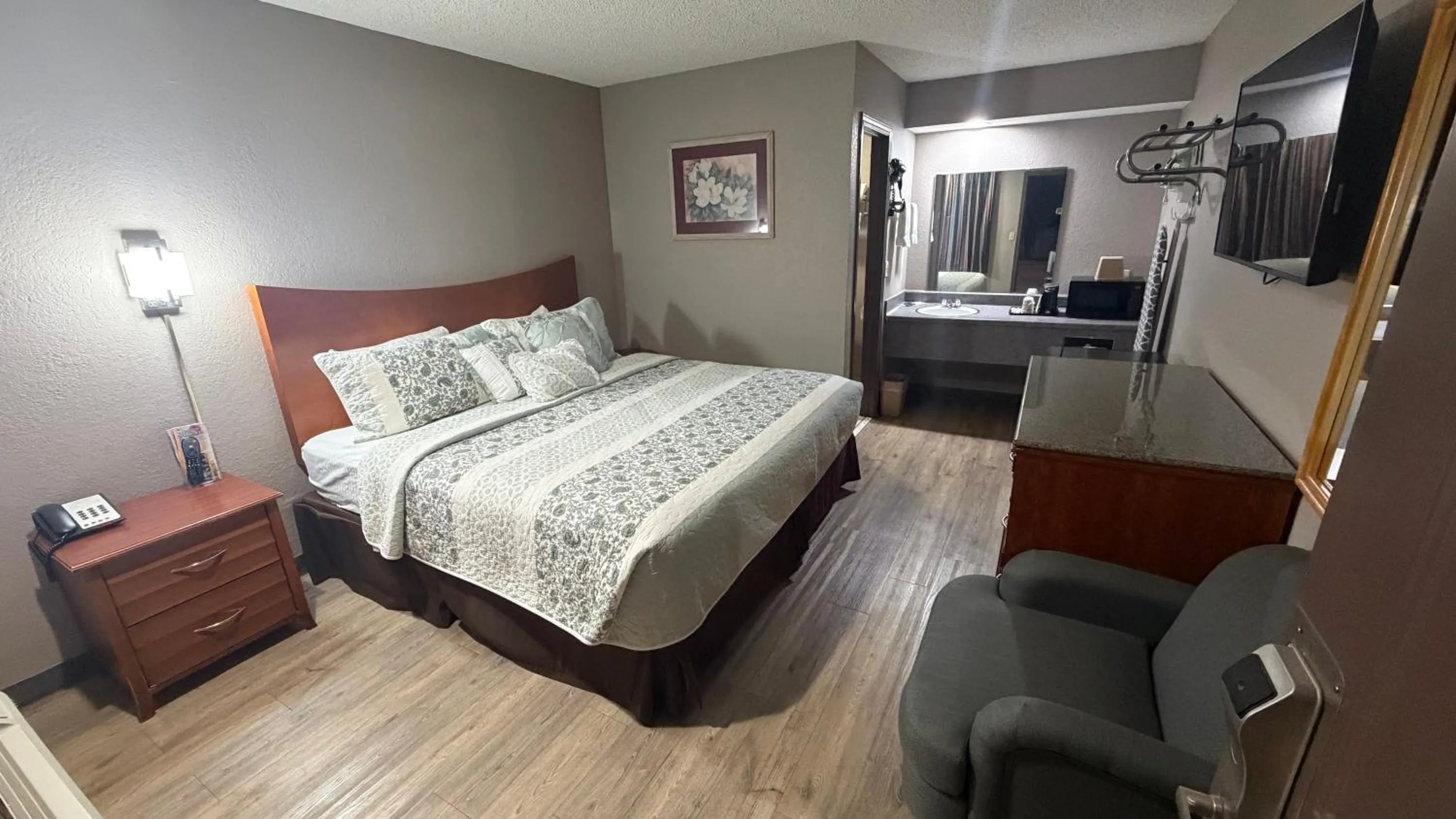 King Room- Non Smoking in Colonial Inn