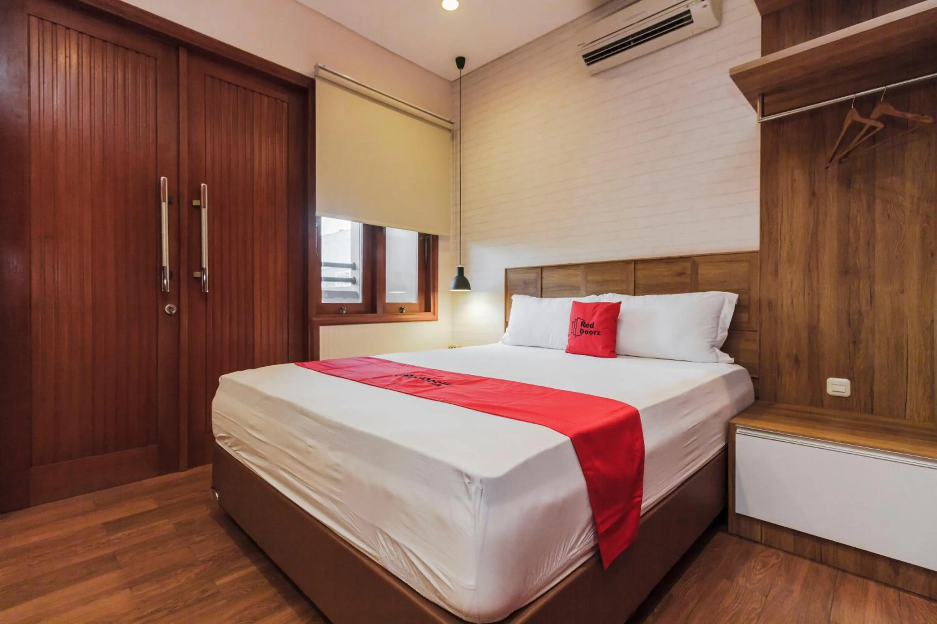 Deluxe Room in RedDoorz Plus @ CBD Bintaro