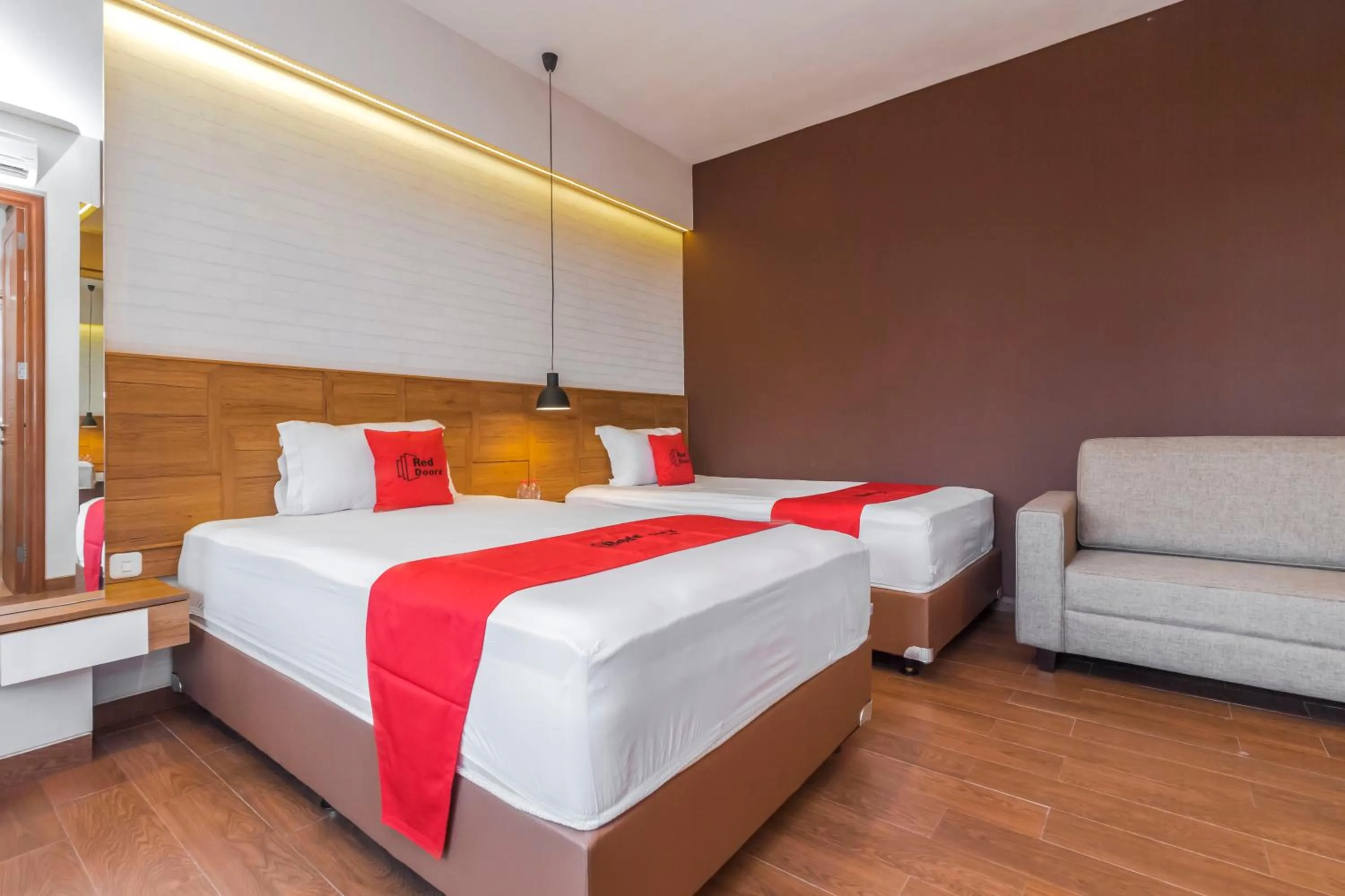 Deluxe Twin Room in RedDoorz Plus @ CBD Bintaro