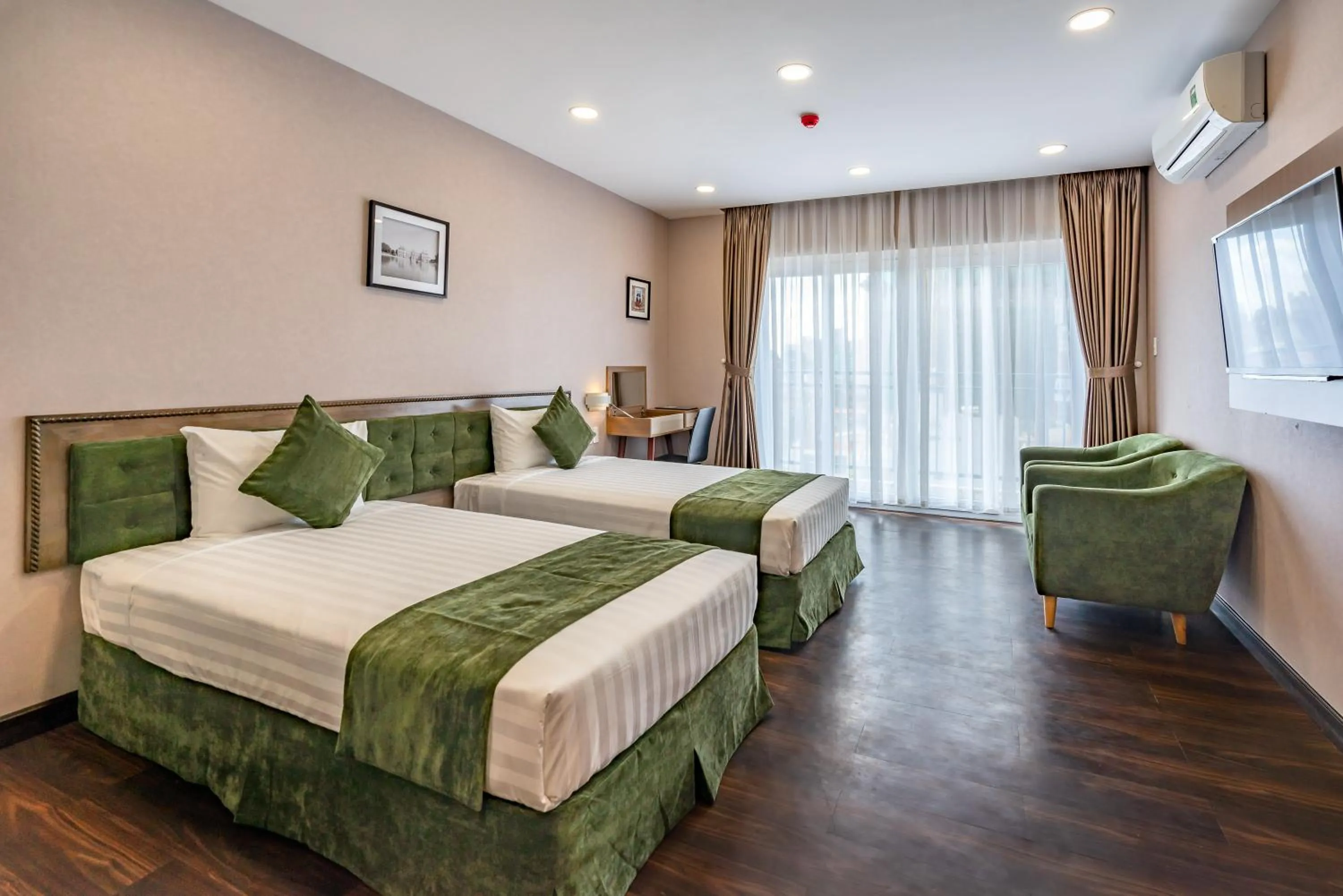 Deluxe Twin Room in Emerald Central