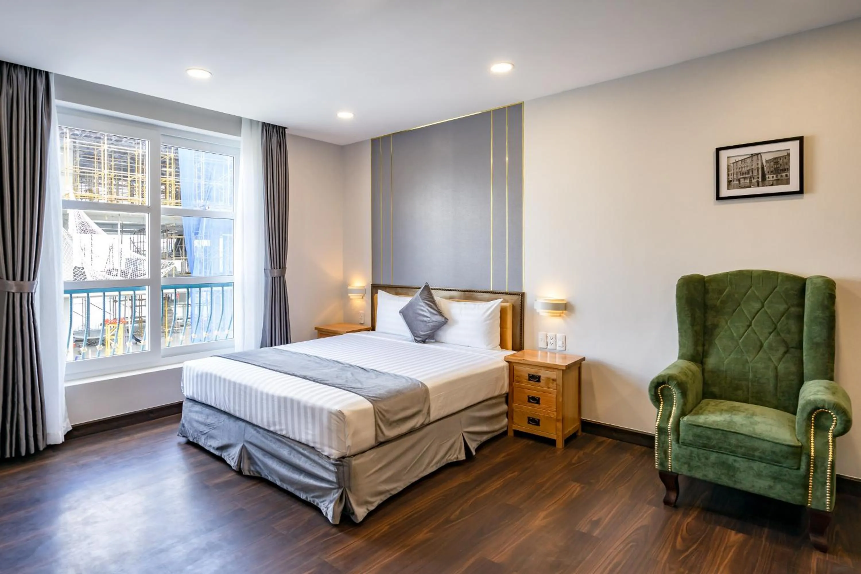 Superior Studio in Emerald Central