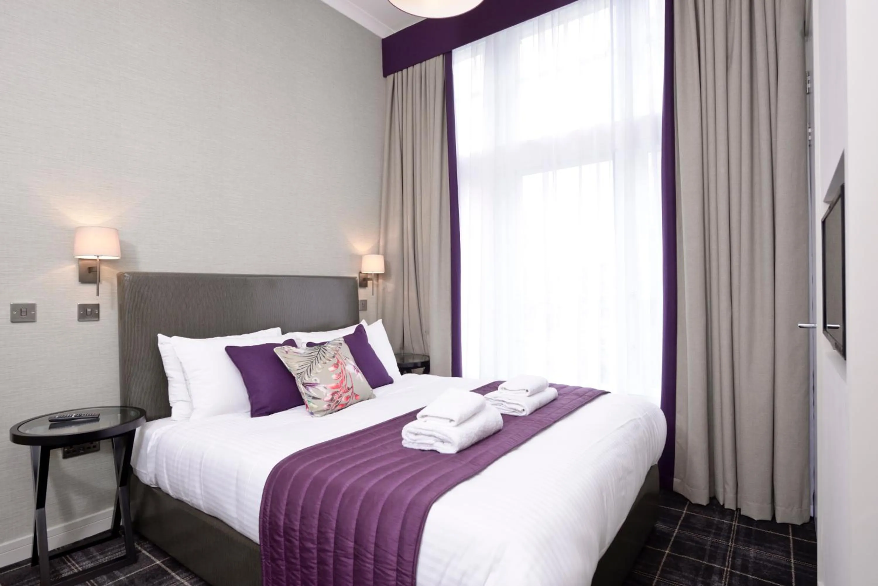 Classic 1 Bed Apartment + Castle View in Destiny Scotland Charlotte Square Apartments