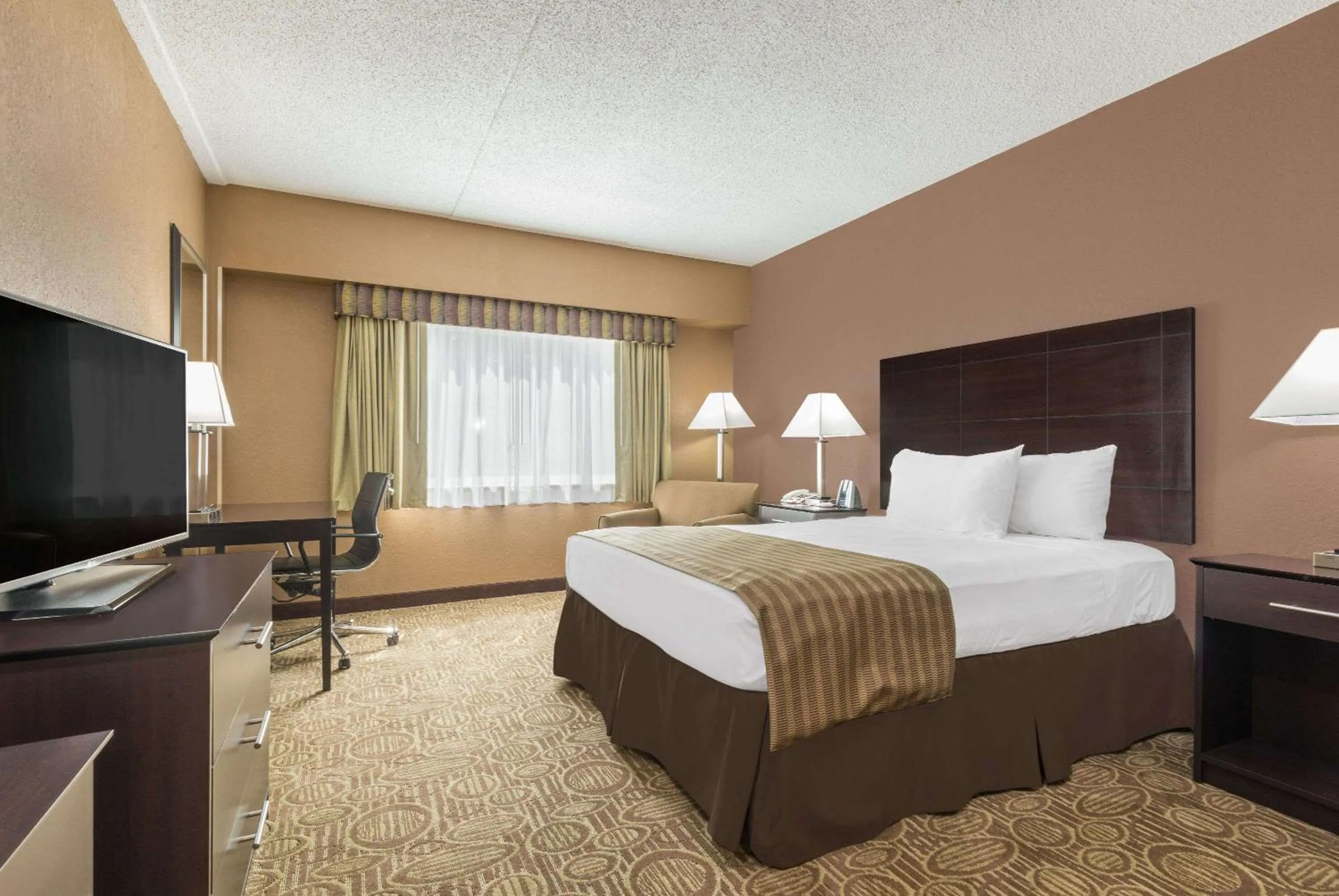 Queen Room - Mobility Access/Non-Smoking in Ramada by Wyndham Paintsville Hotel & Conference Center