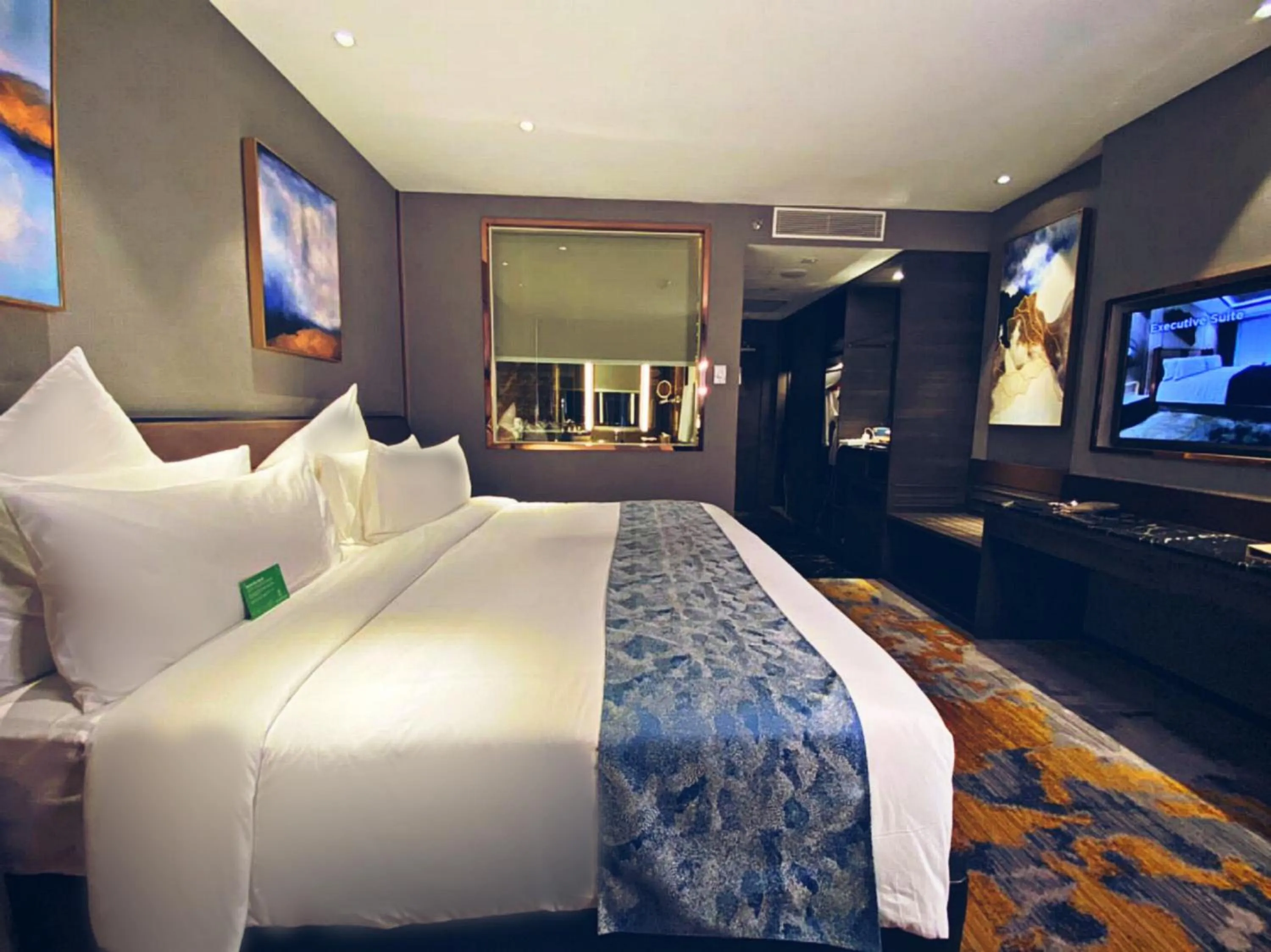 Deluxe King Room in Ames Hotel