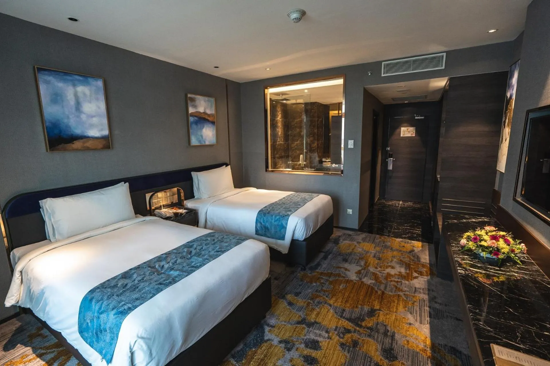 Deluxe Twin Room in Ames Hotel