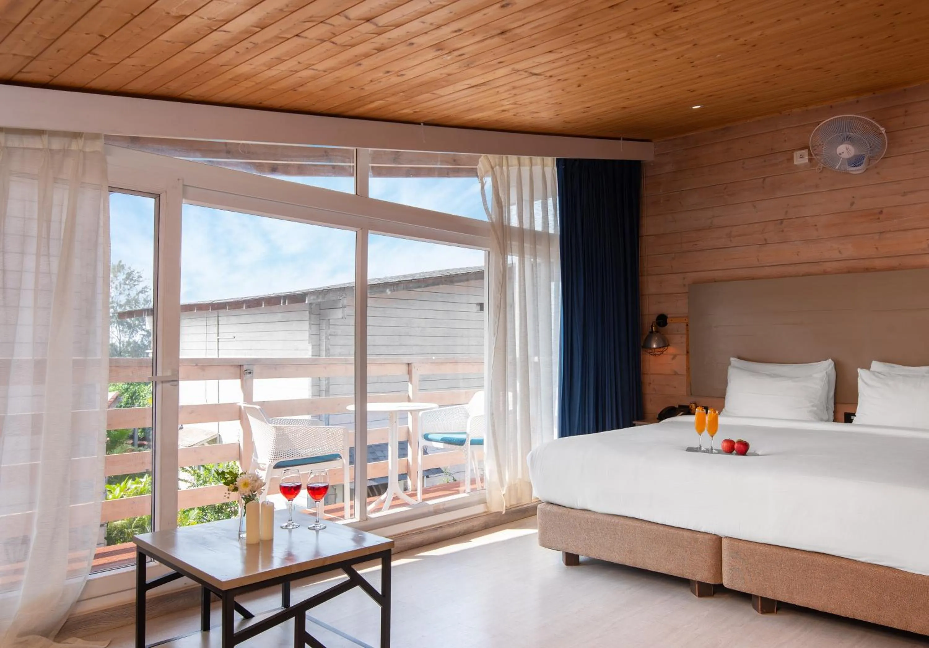 Deluxe Partial Sea View Chalet in Living Room Beach Resort