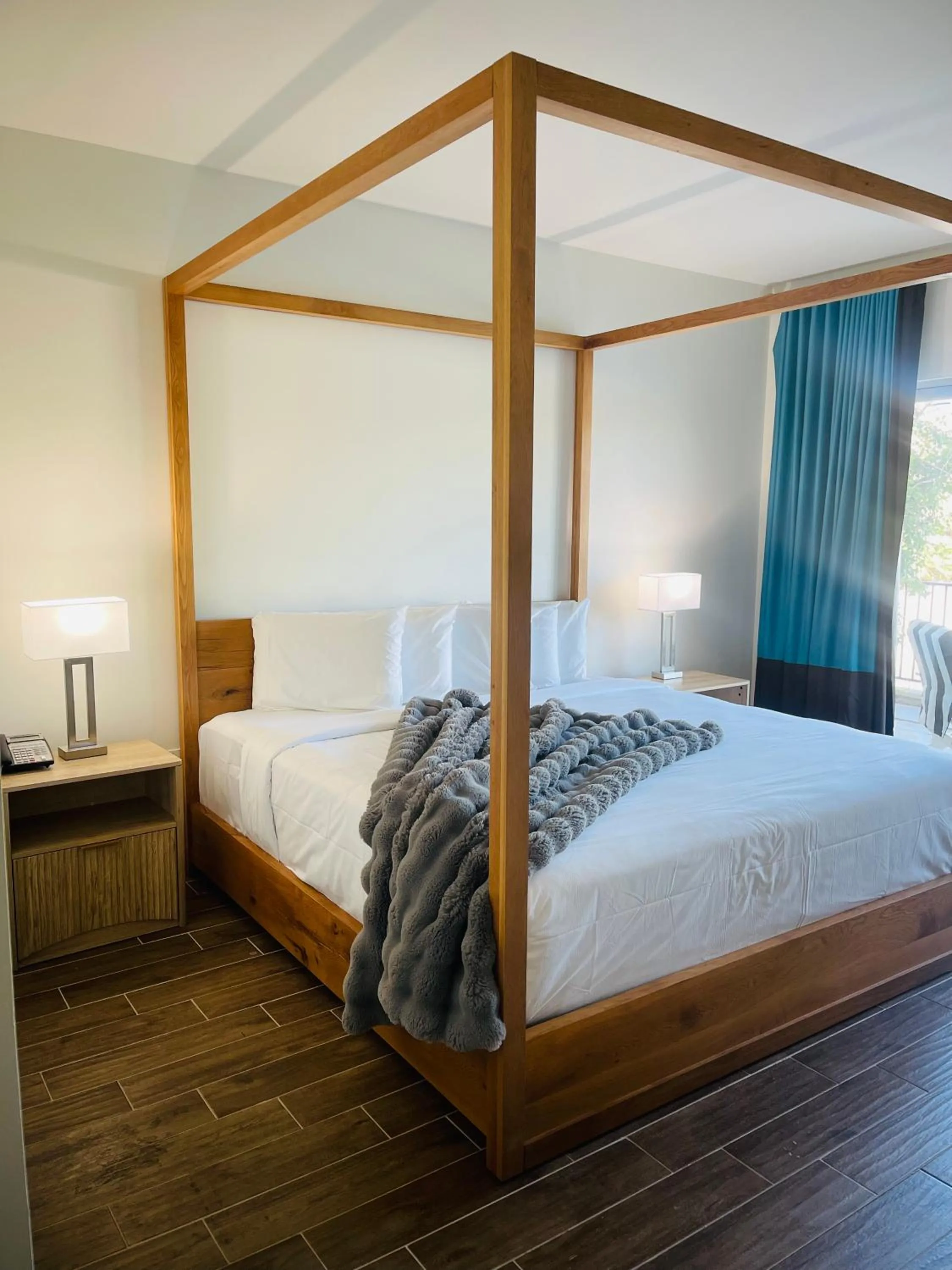 Deluxe Lake View Room in The Chateau at Lake La Quinta