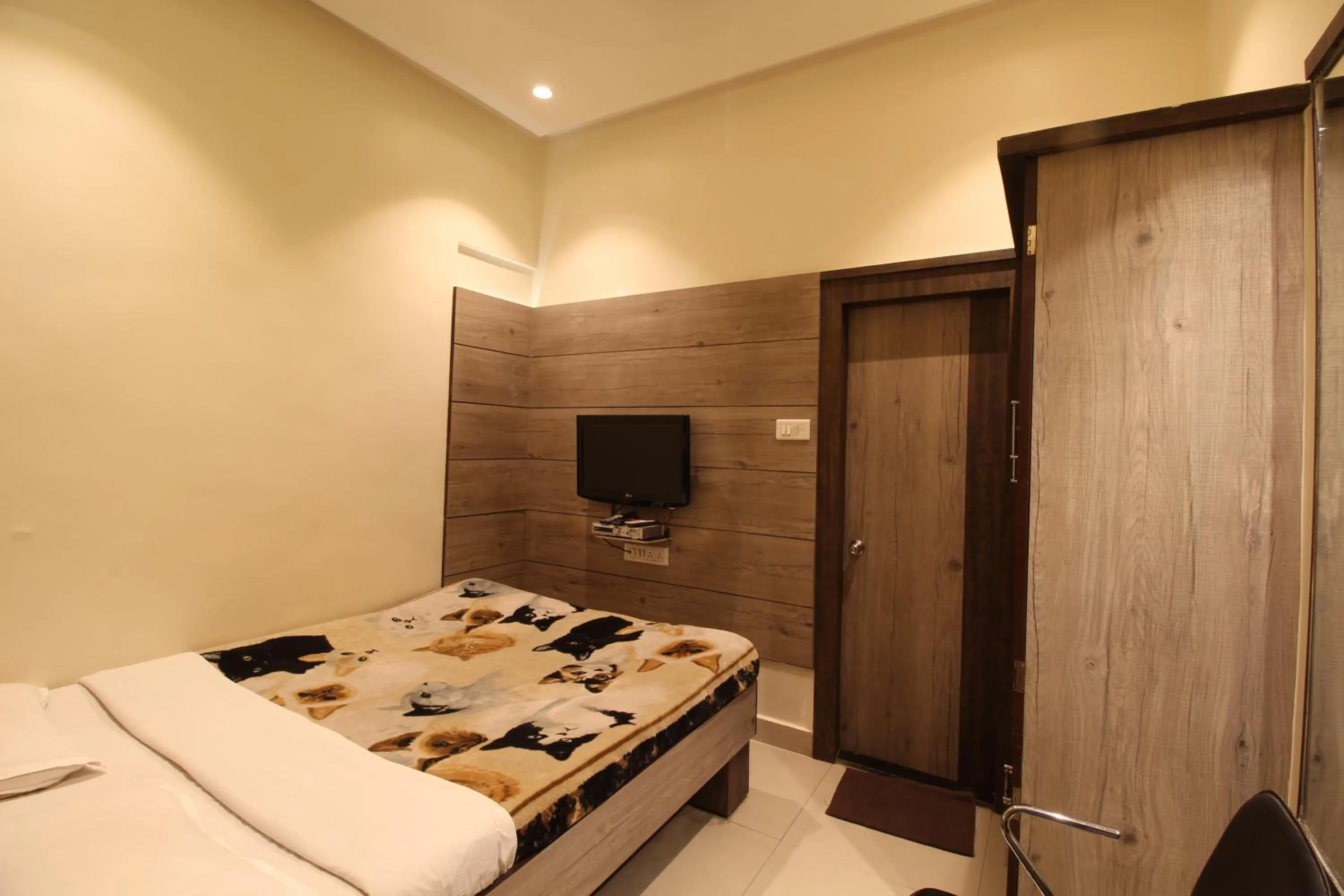 Super Deluxe Double Non AC Room - single occupancy in Hotel Shivkrupa