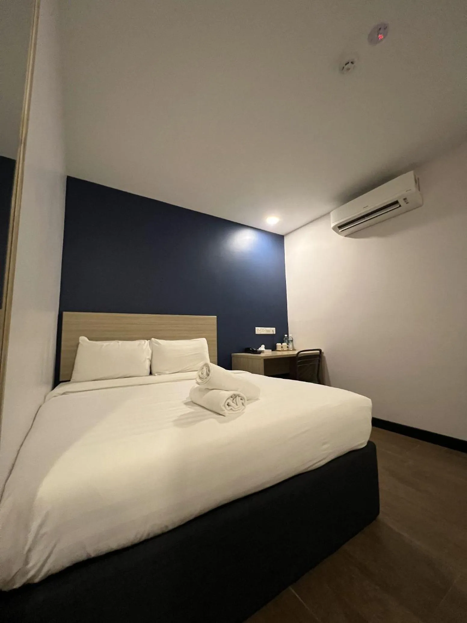 Standard Queen Room (No Window) - Disability Access in ZONE Hotels, Telok Panglima Garang