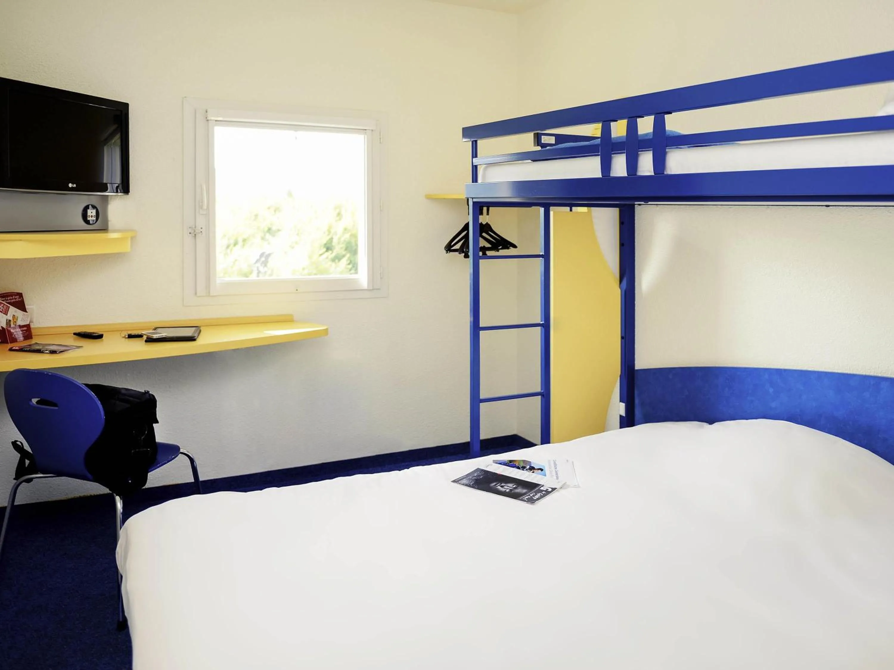 Double Room with Bunk Bed in ibis budget Meung sur Loire