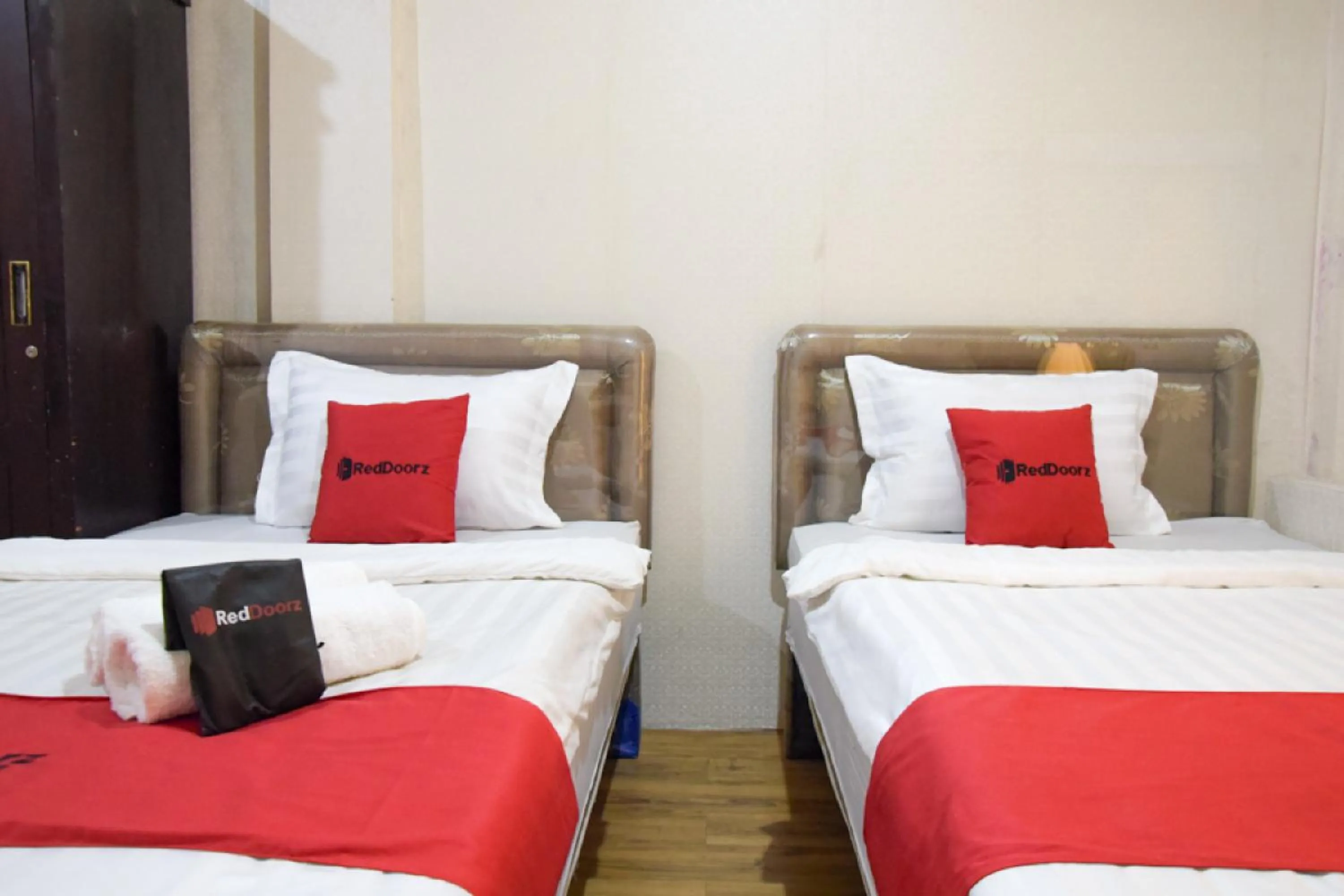 Twin Room in RedDoorz near Pelabuhan Tanjung Perak 2 Surabaya
