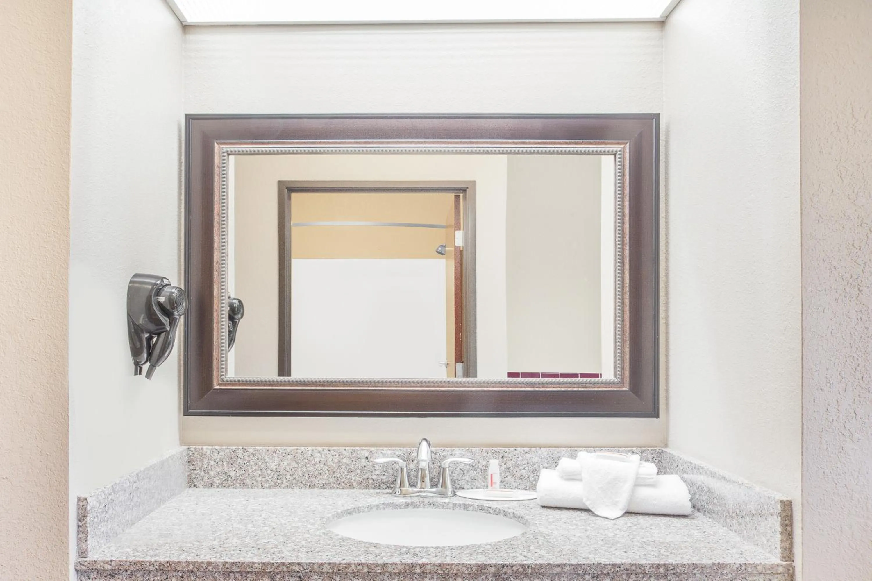 Deluxe King Suite in Super 8 by Wyndham Central City