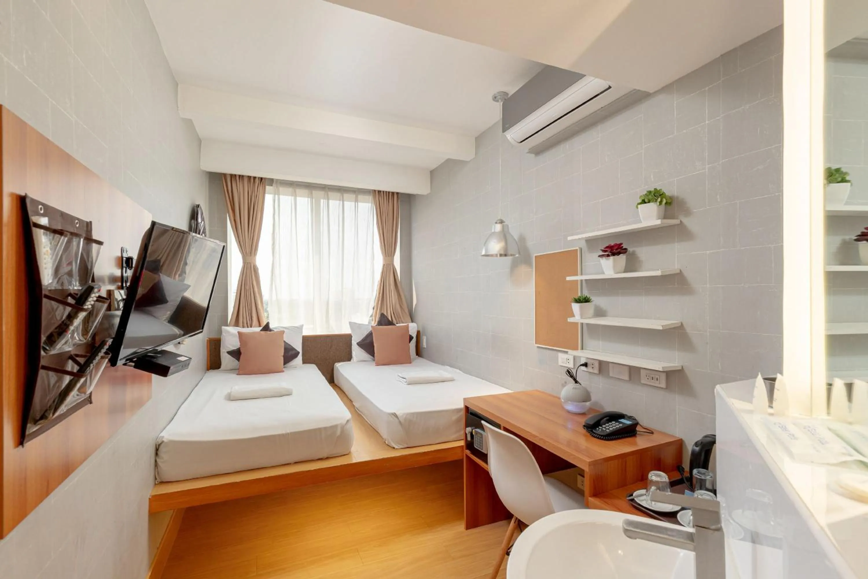 Deluxe Twin Premium in Selah Pods Hotel Manila