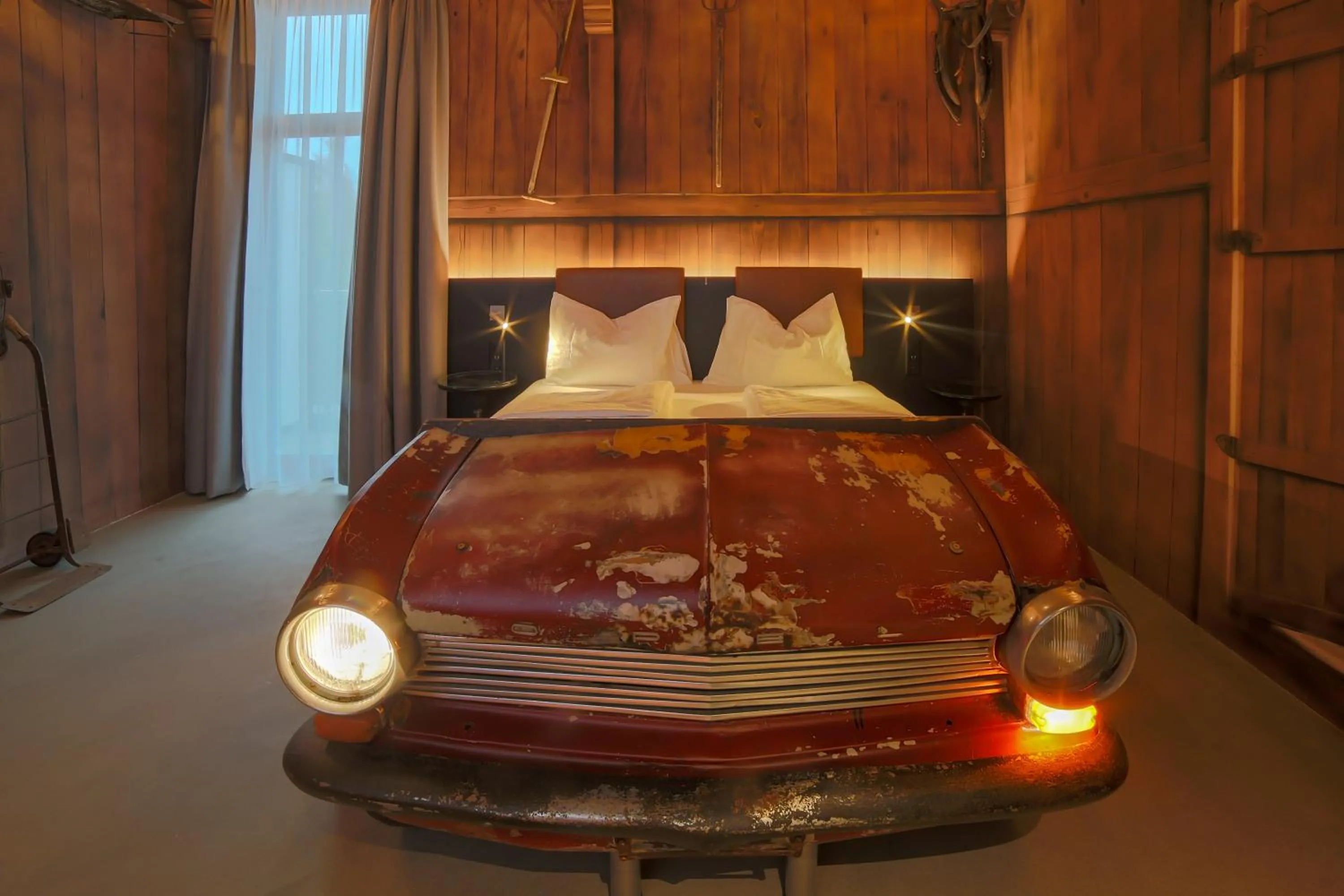 Themed Double Room Old Barn in Self Check-in Hotel von Rotz