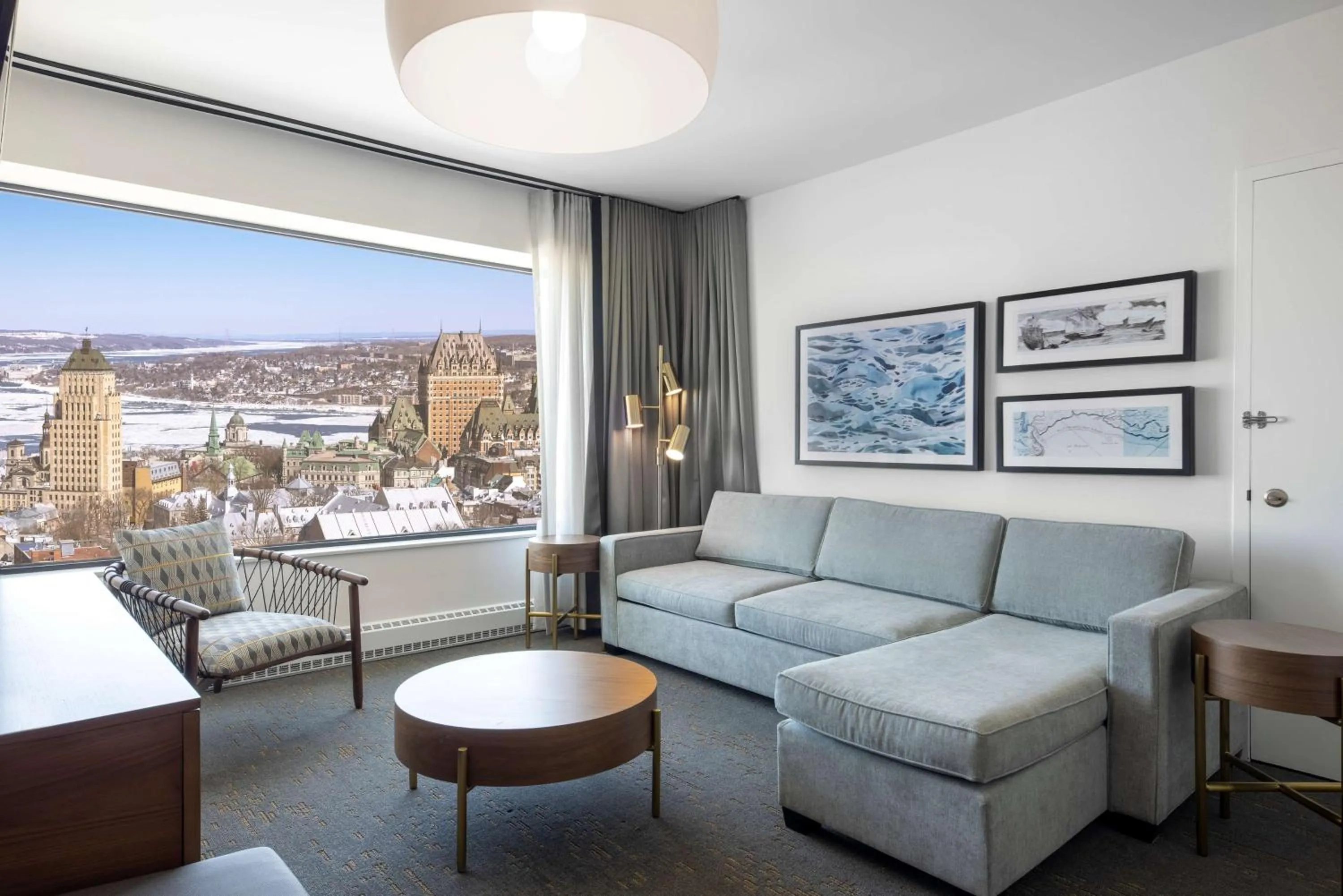 Junior King Suite with River View in Hilton Quebec