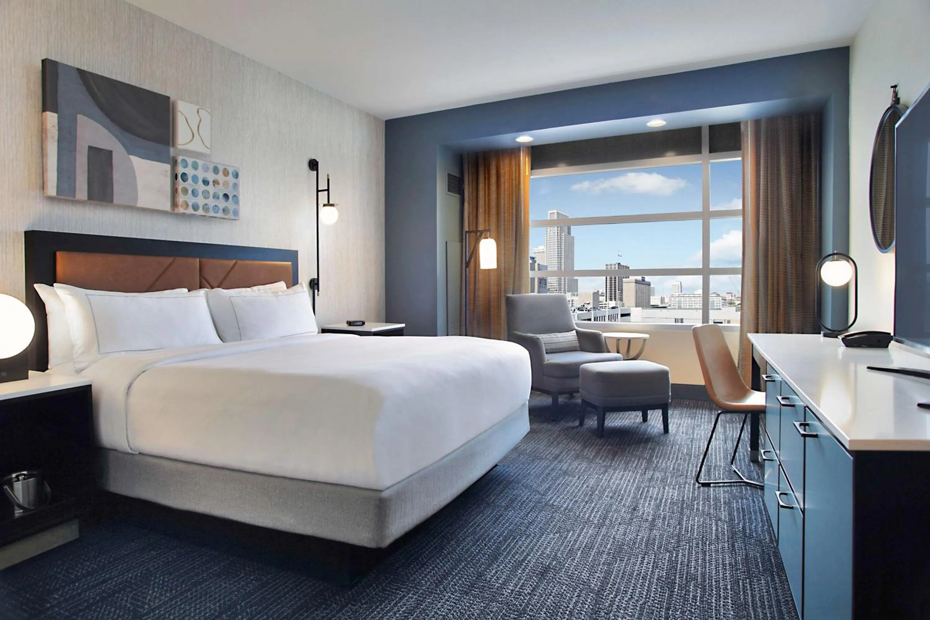 Premium King Room with Hearing Accessible Tub in Hilton Omaha