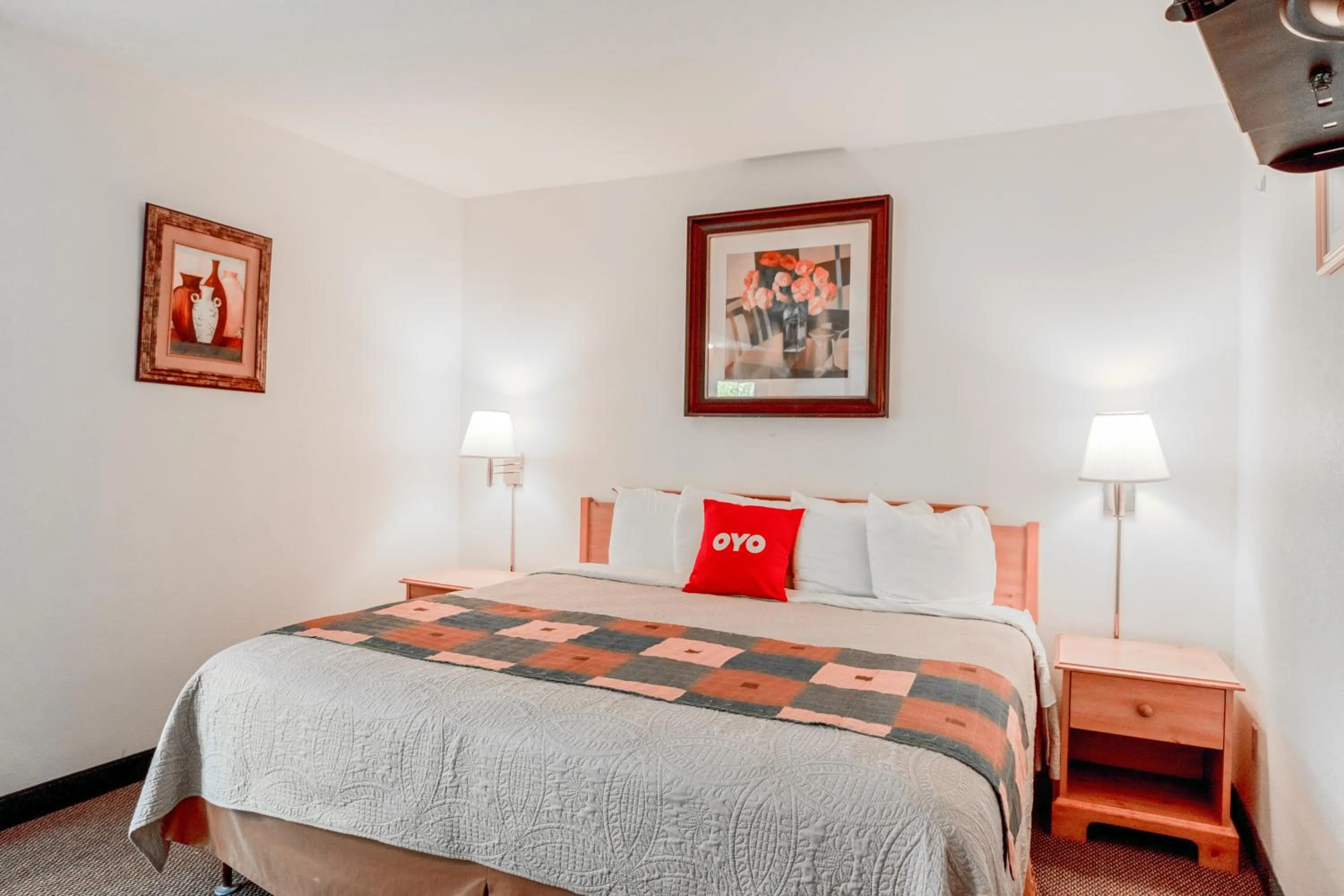 1 King Bed, Sofa Sleeper, Kitchenette, and Jetted Tub in Hotel O Eureka Springs - Christ of Ozark Area