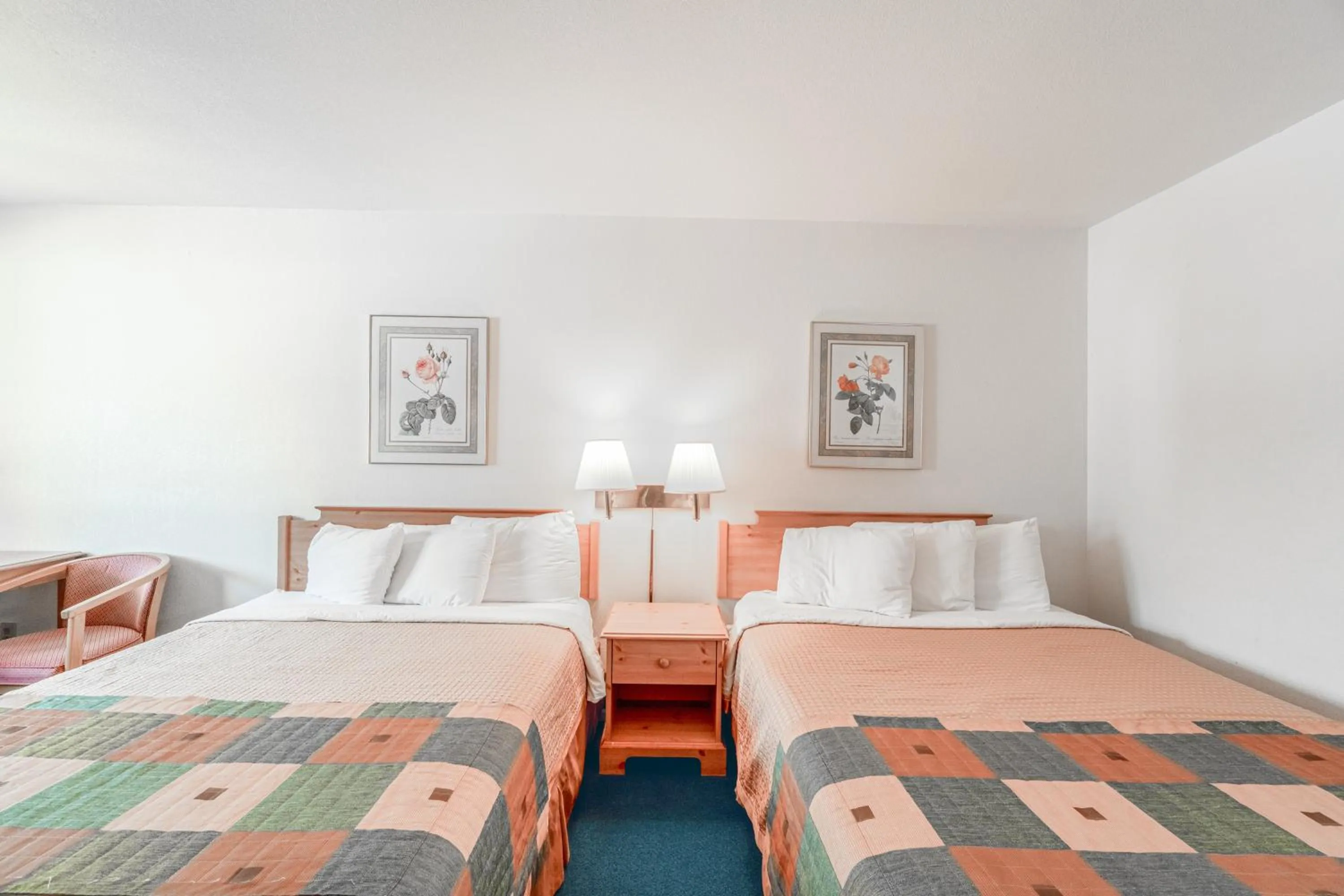 Queen Room with Two Queen Beds in Hotel O Eureka Springs - Christ of Ozark Area