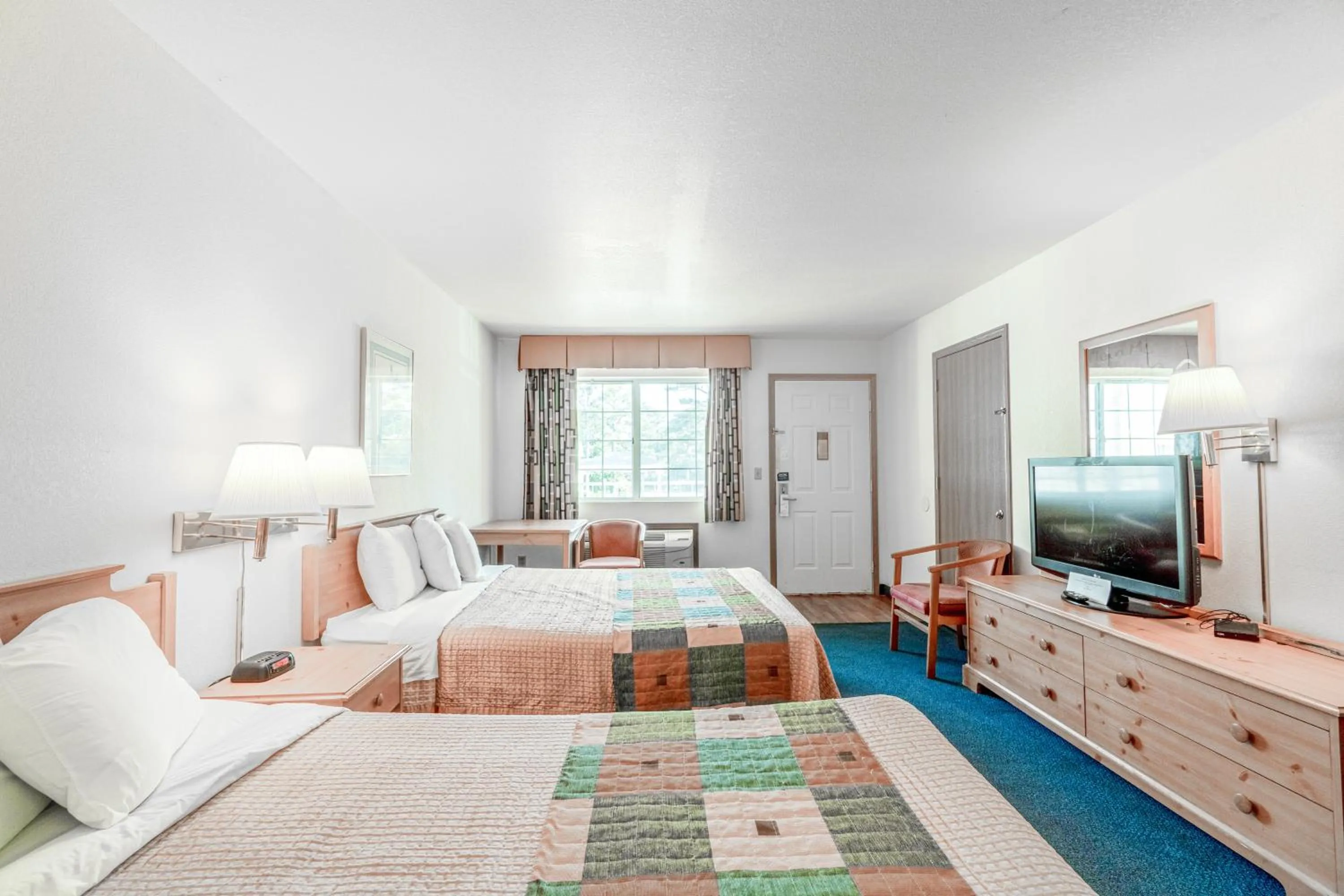 Premium 2 Queen Beds with Balcony in Hotel O Eureka Springs - Christ of Ozark Area