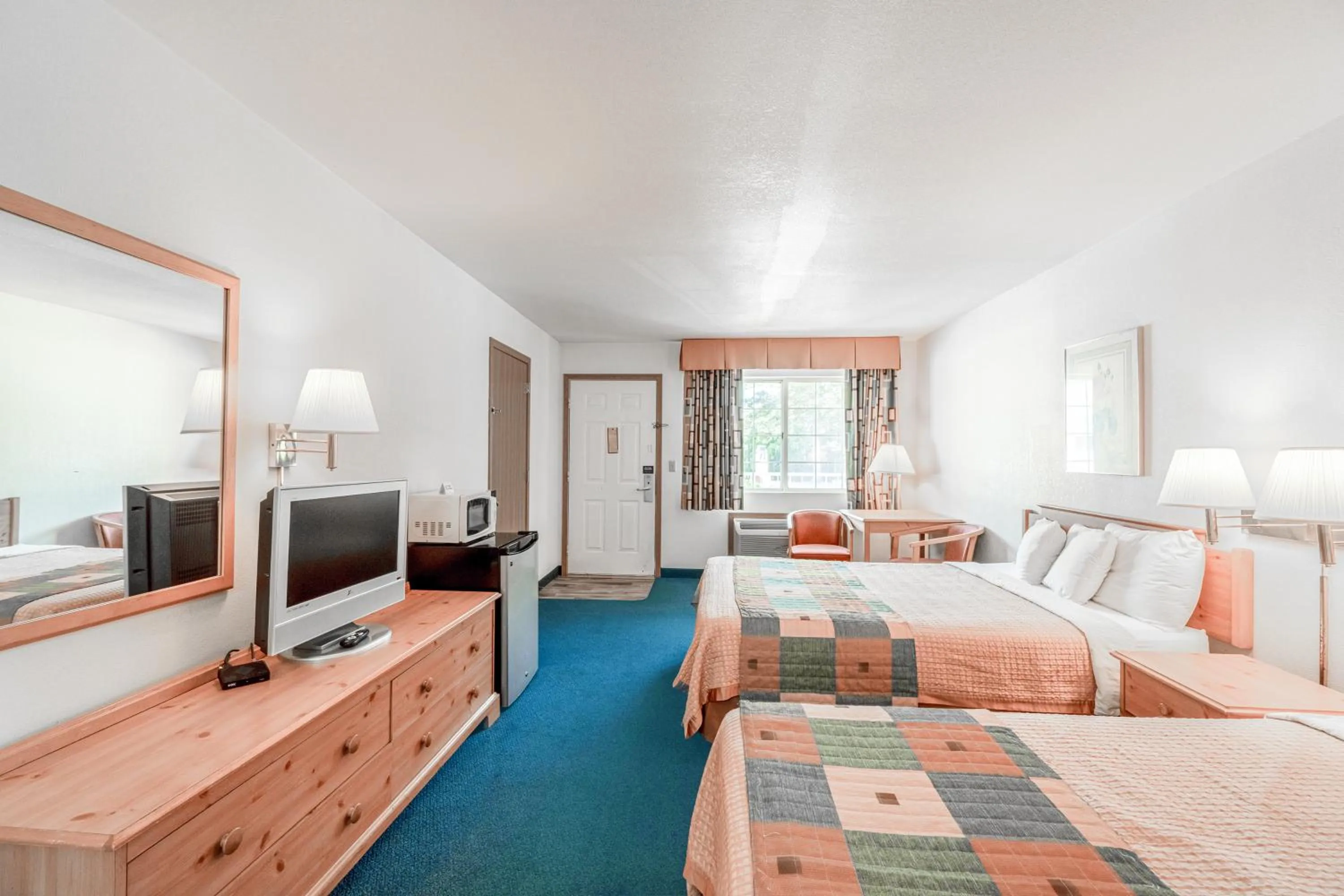Queen Room with Two Queen Beds - Disability Access in Hotel O Eureka Springs - Christ of Ozark Area