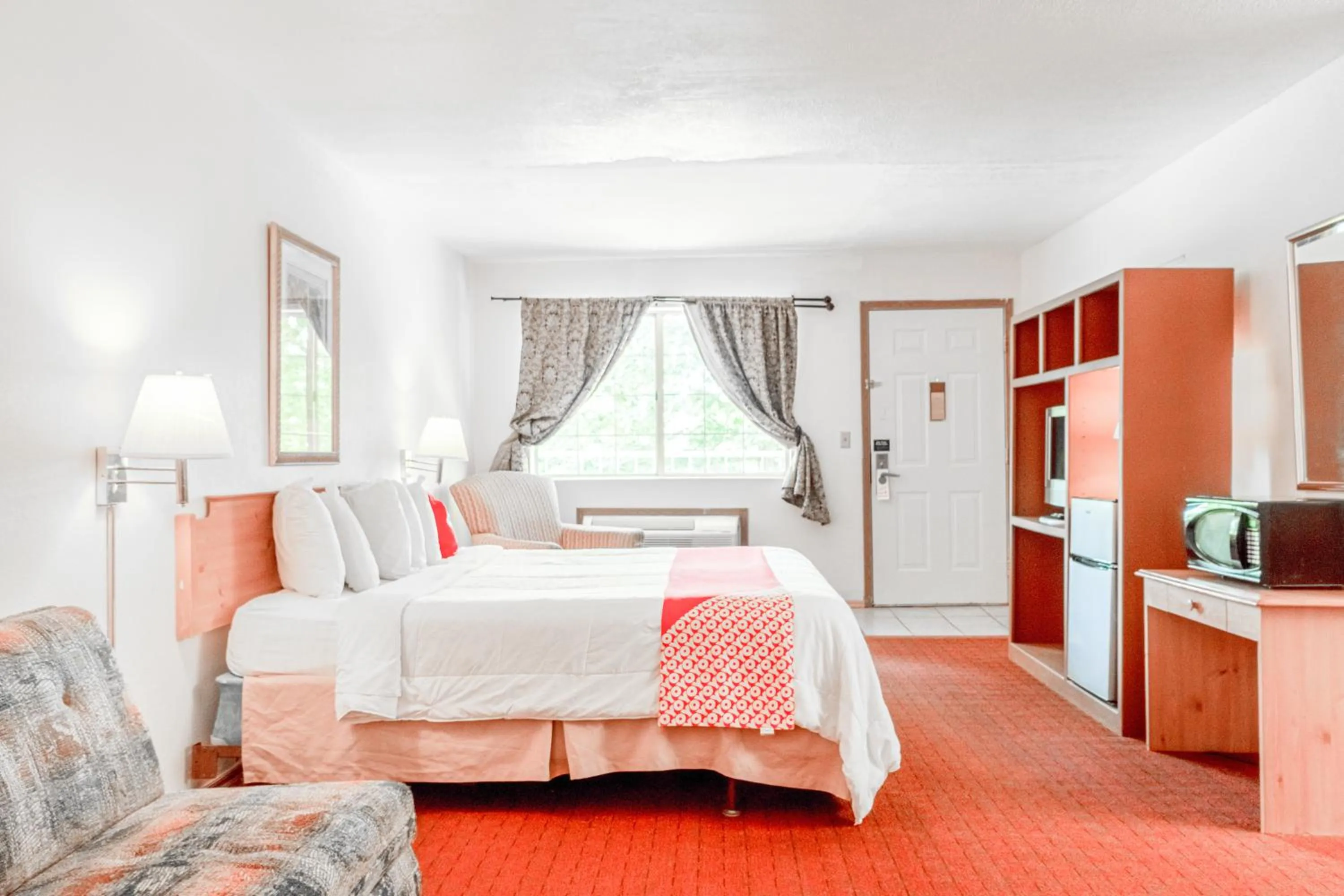 Premium King Room with Jetted Tub in Hotel O Eureka Springs - Christ of Ozark Area