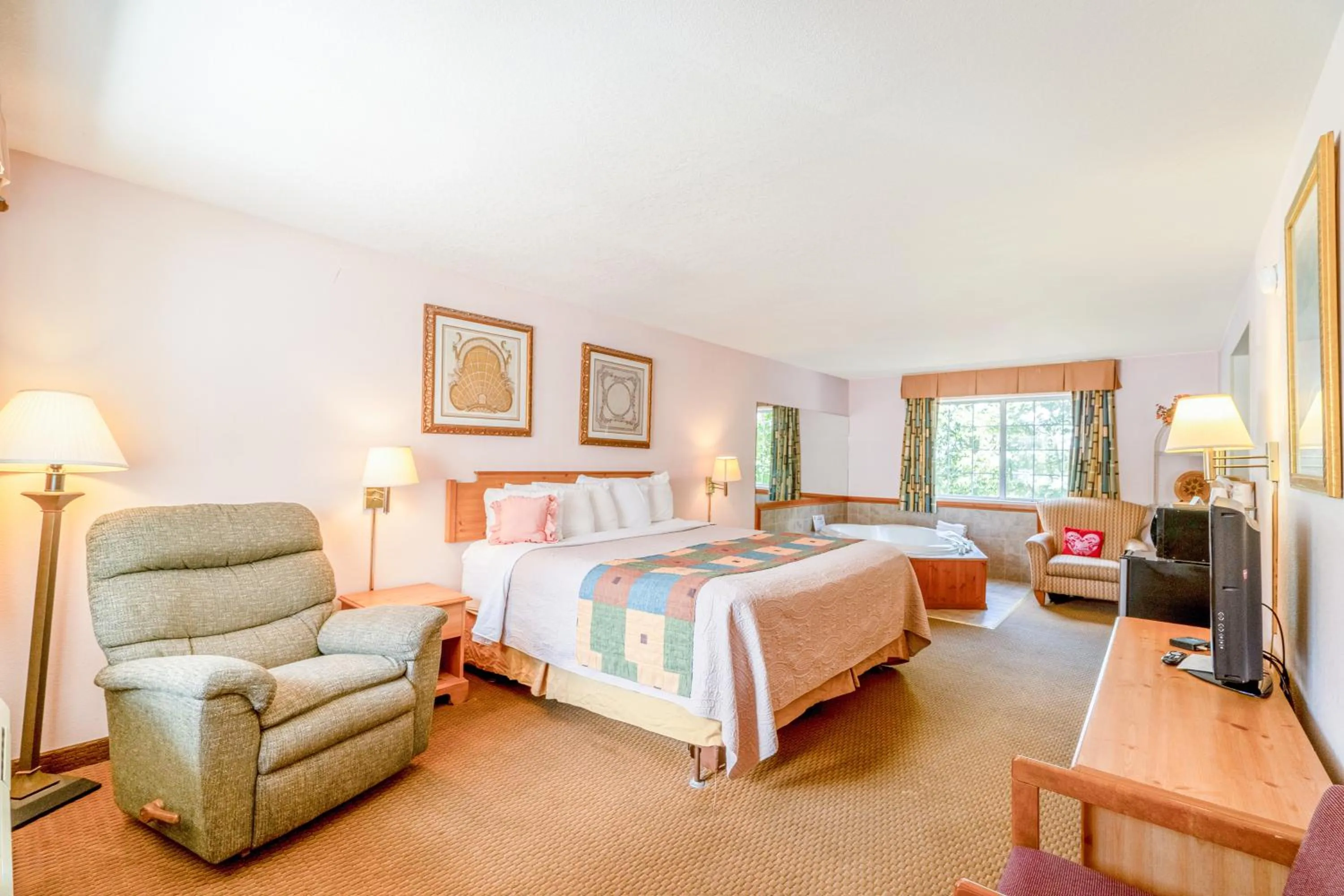 King Bed with Jetted Tub in Hotel O Eureka Springs - Christ of Ozark Area