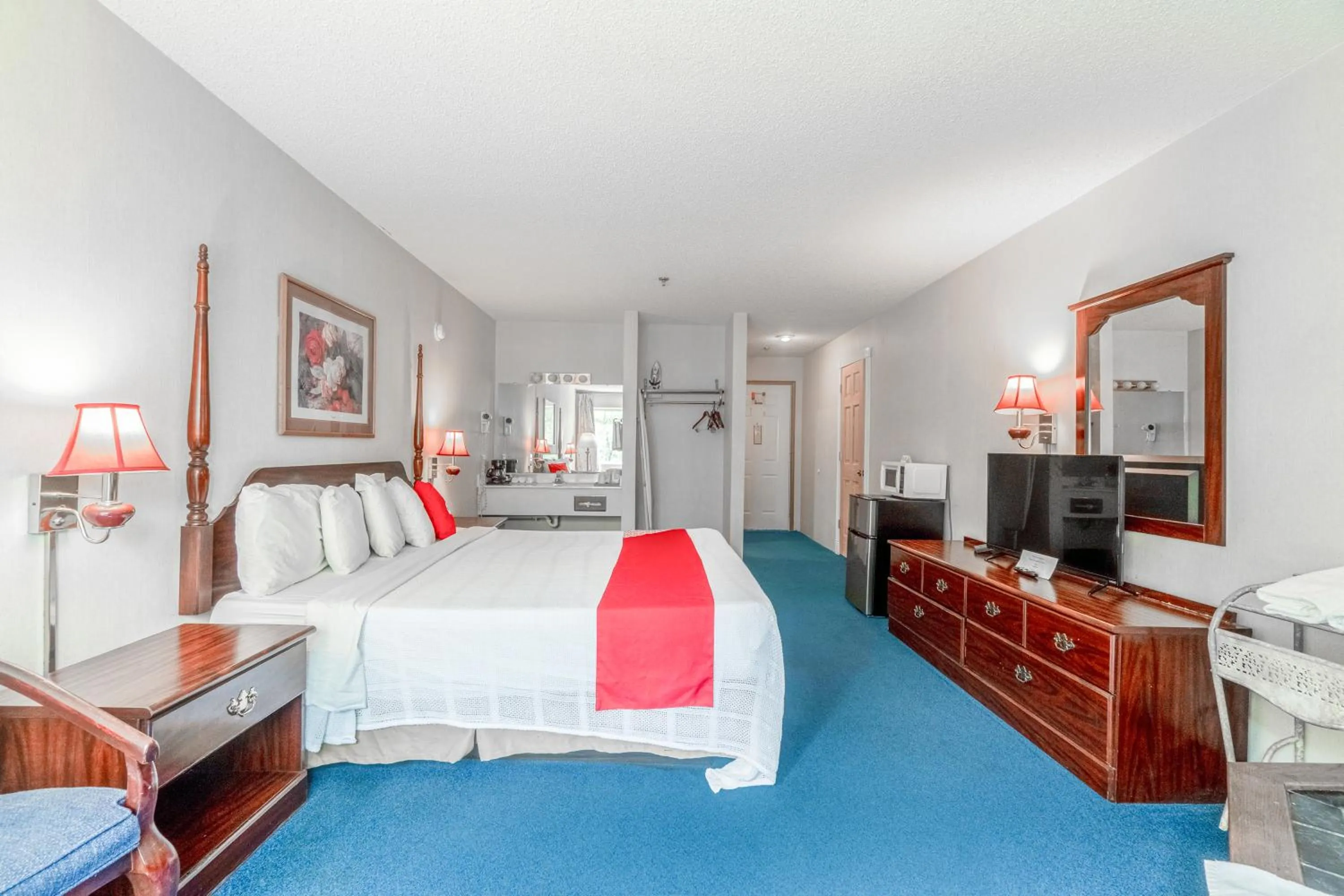 Romantic Suite with Jetted Tub in Hotel O Eureka Springs - Christ of Ozark Area