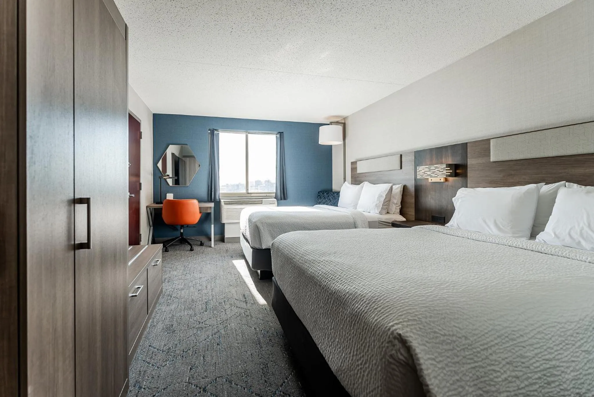 Standard Queen Room with River View in Holiday Inn Express Philadelphia Penn's Landing by IHG