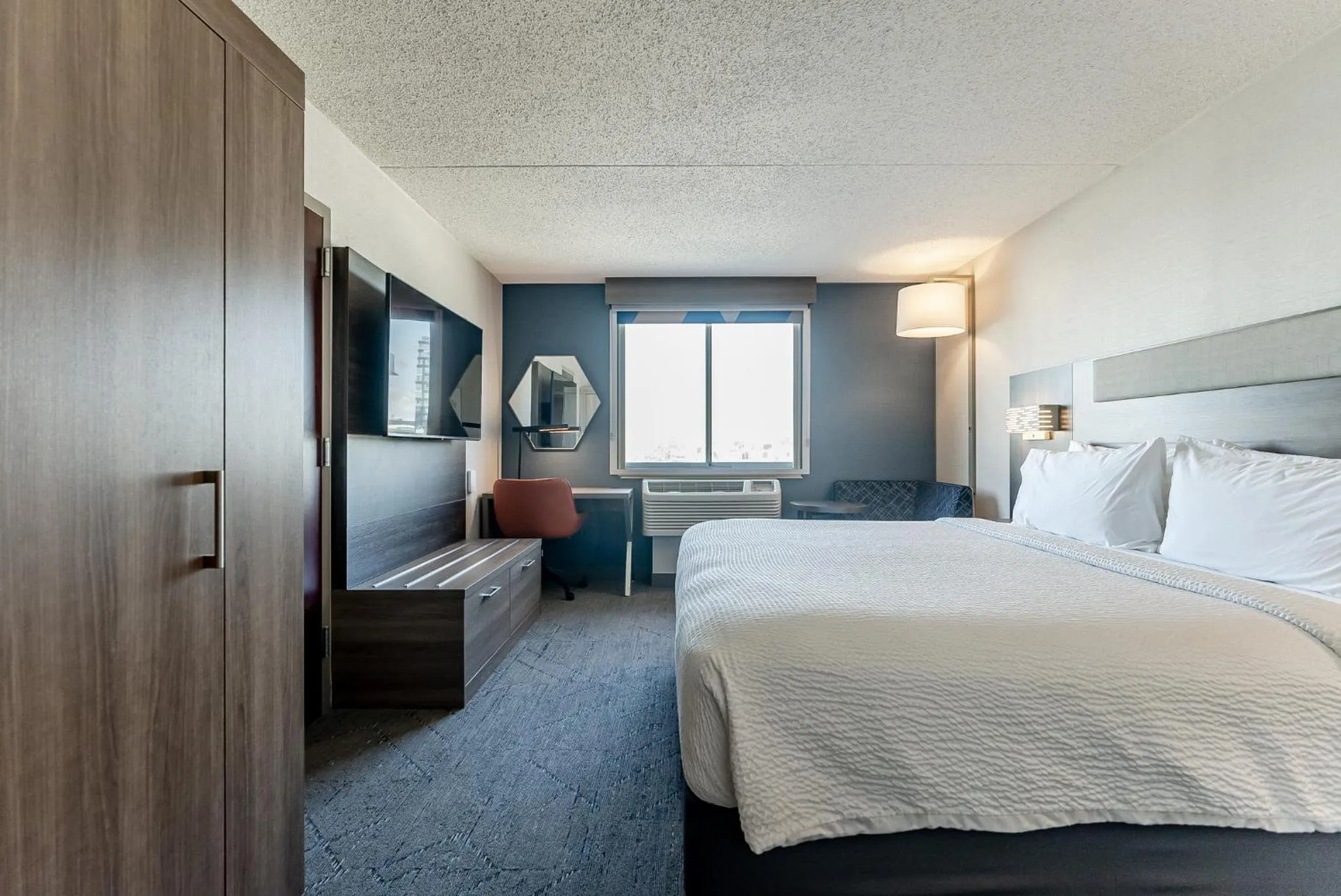 Queen Studio - Disability Access/Roll-in Shower/Non-Smoking in Holiday Inn Express Philadelphia Penn's Landing by IHG