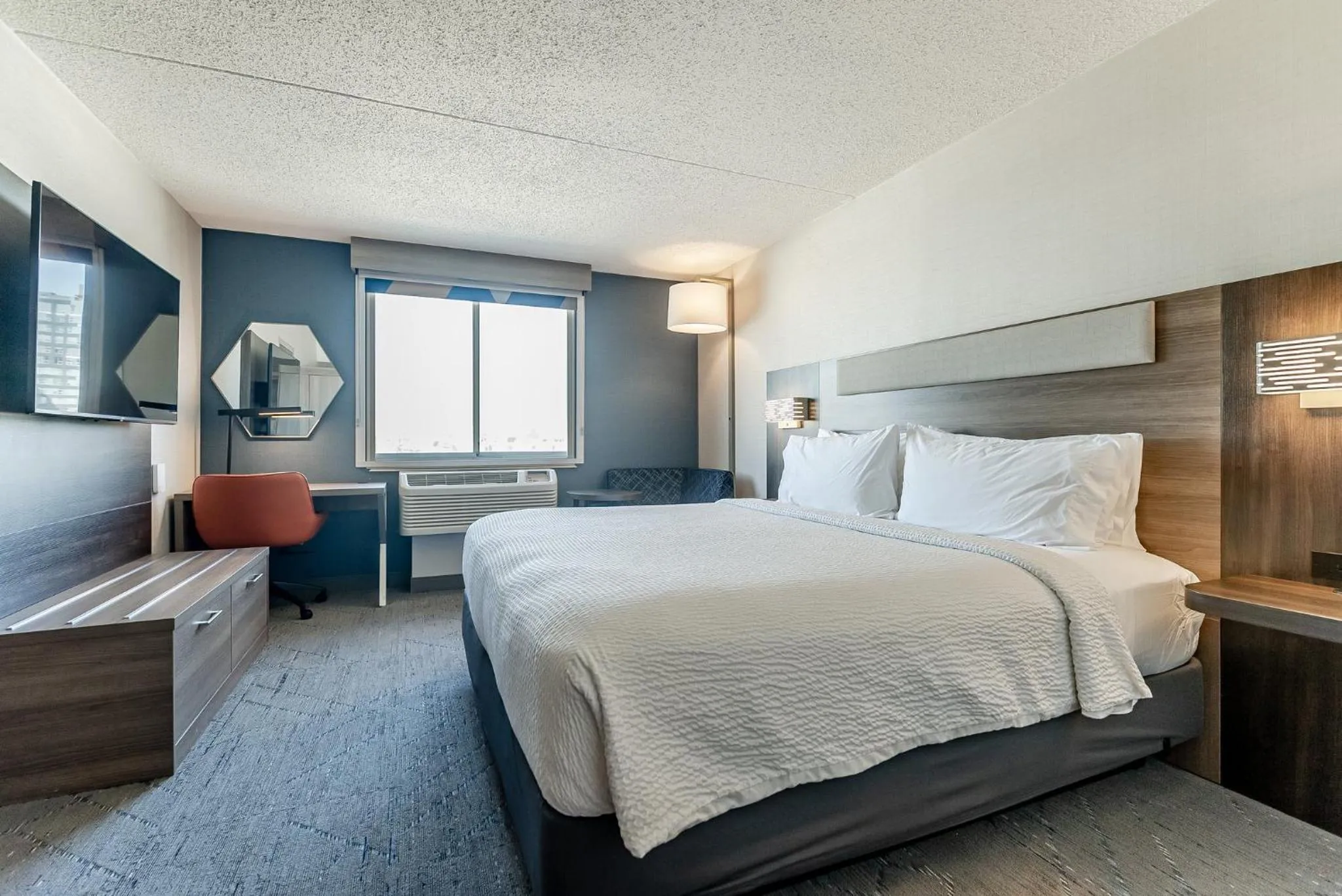 Standard King Room with River View in Holiday Inn Express Philadelphia Penn's Landing by IHG