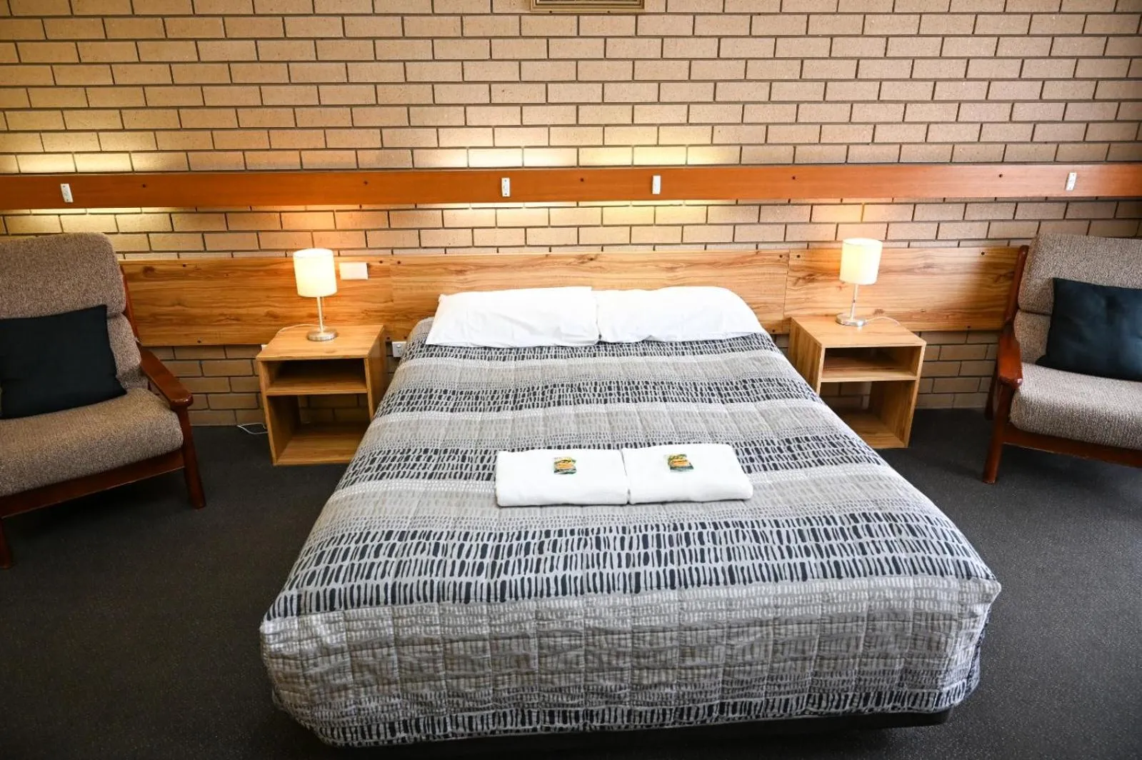 Double Room in Holbrook Town Centre Motor Inn