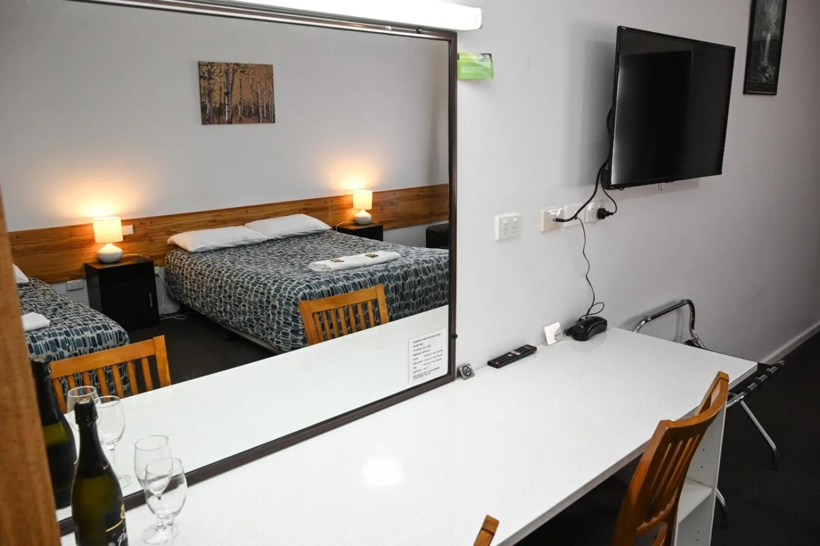 Deluxe Queen Room in Holbrook Town Centre Motor Inn