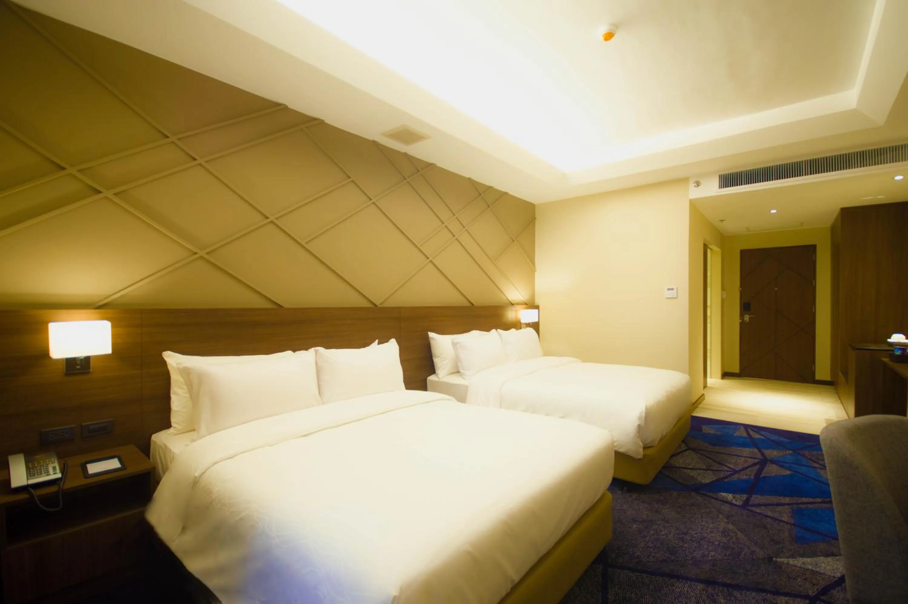 Premier Queen  in Luxent Hotel