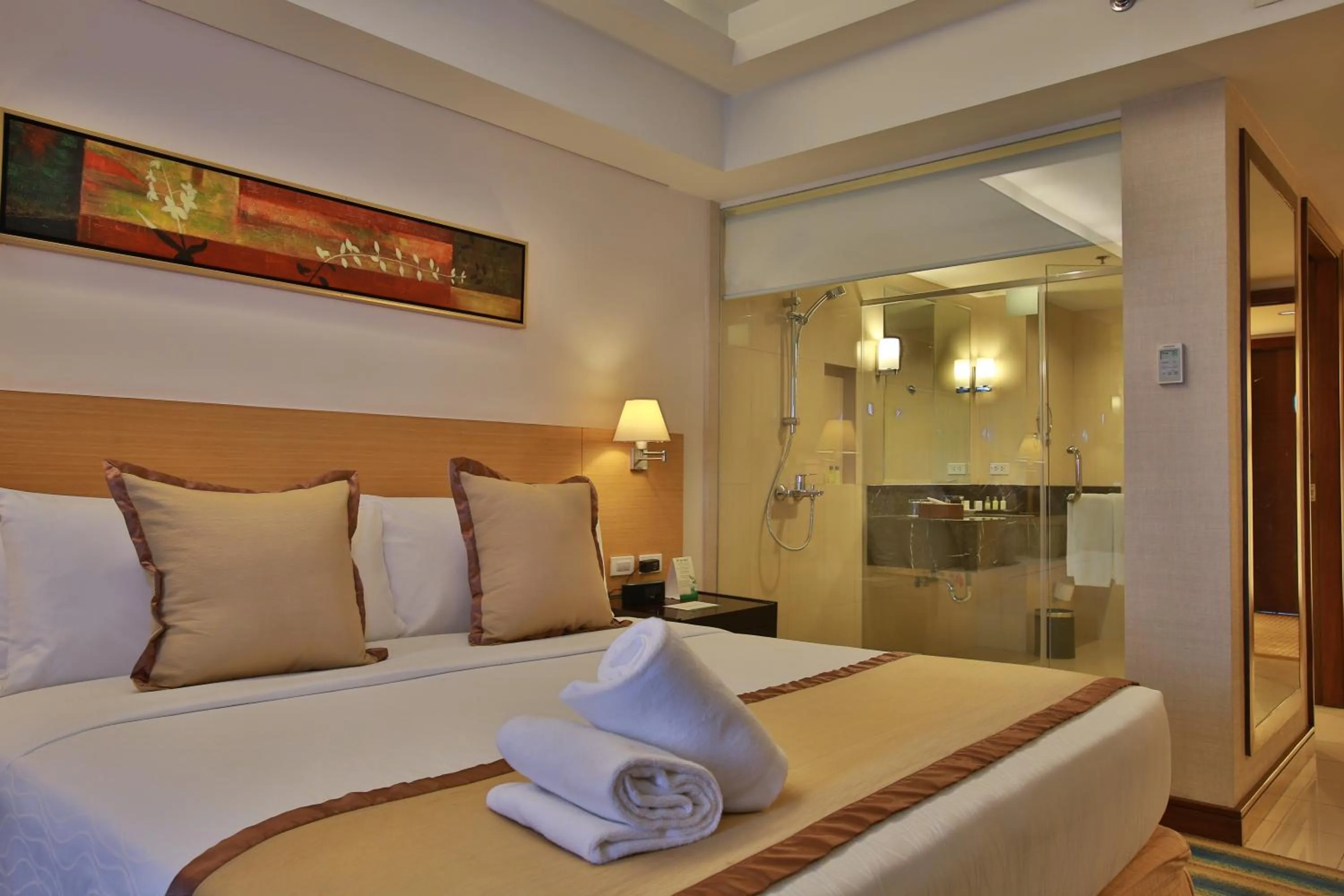 Deluxe King Room in Luxent Hotel