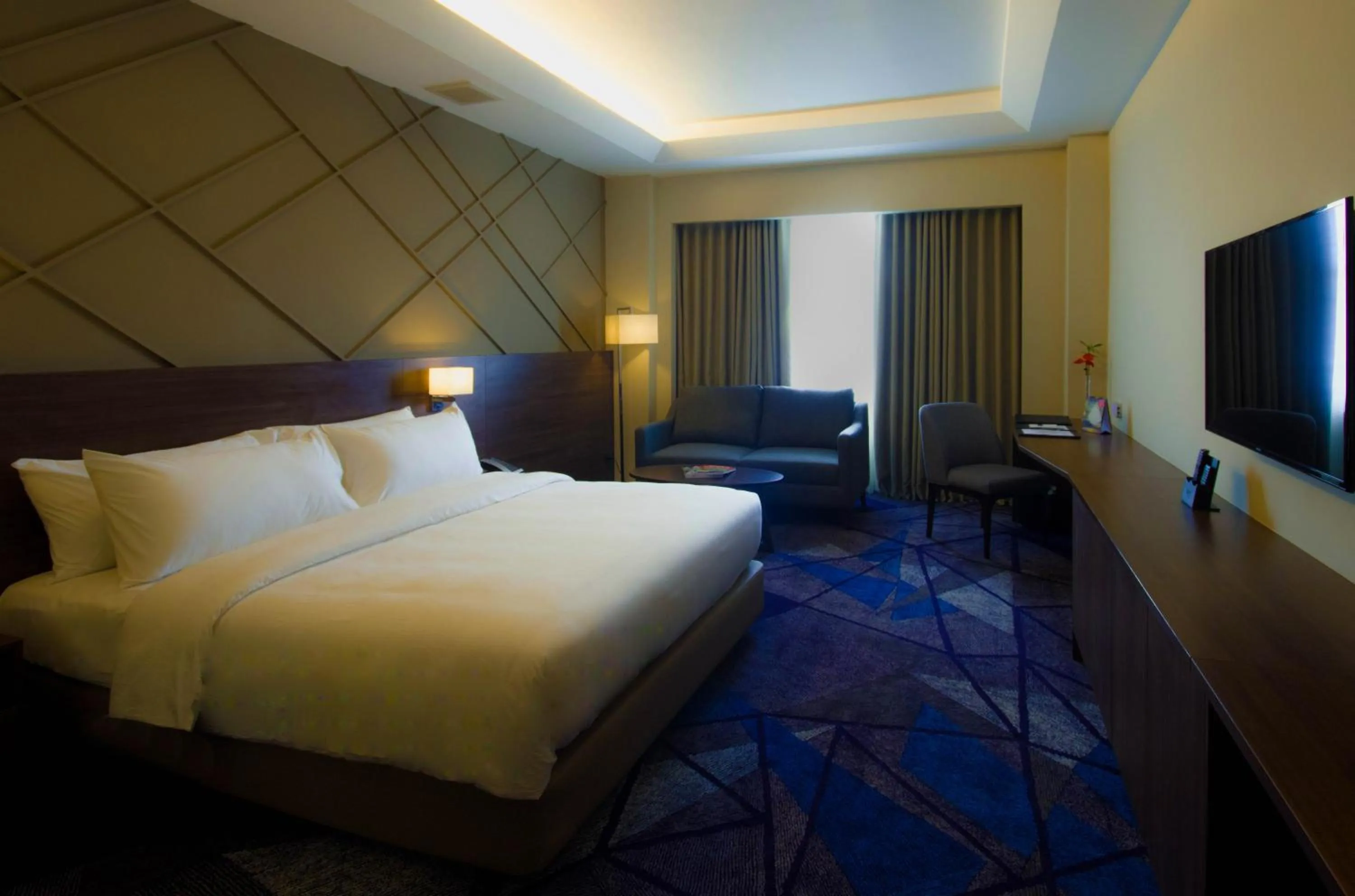 King Room with Balcony in Luxent Hotel