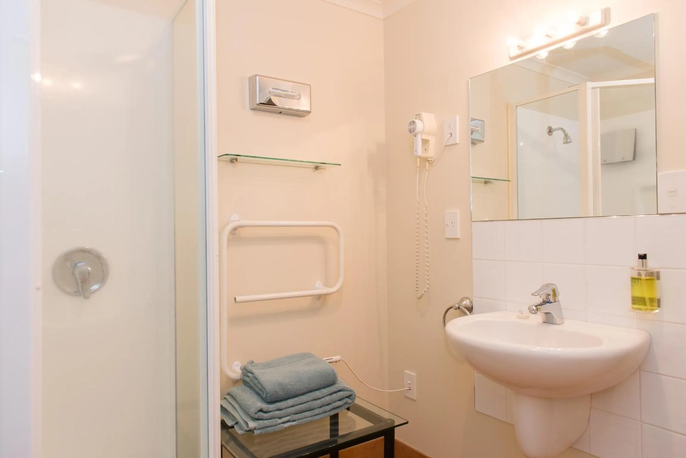 Family Room with Shower in Hamilton Settlers Motor lodge
