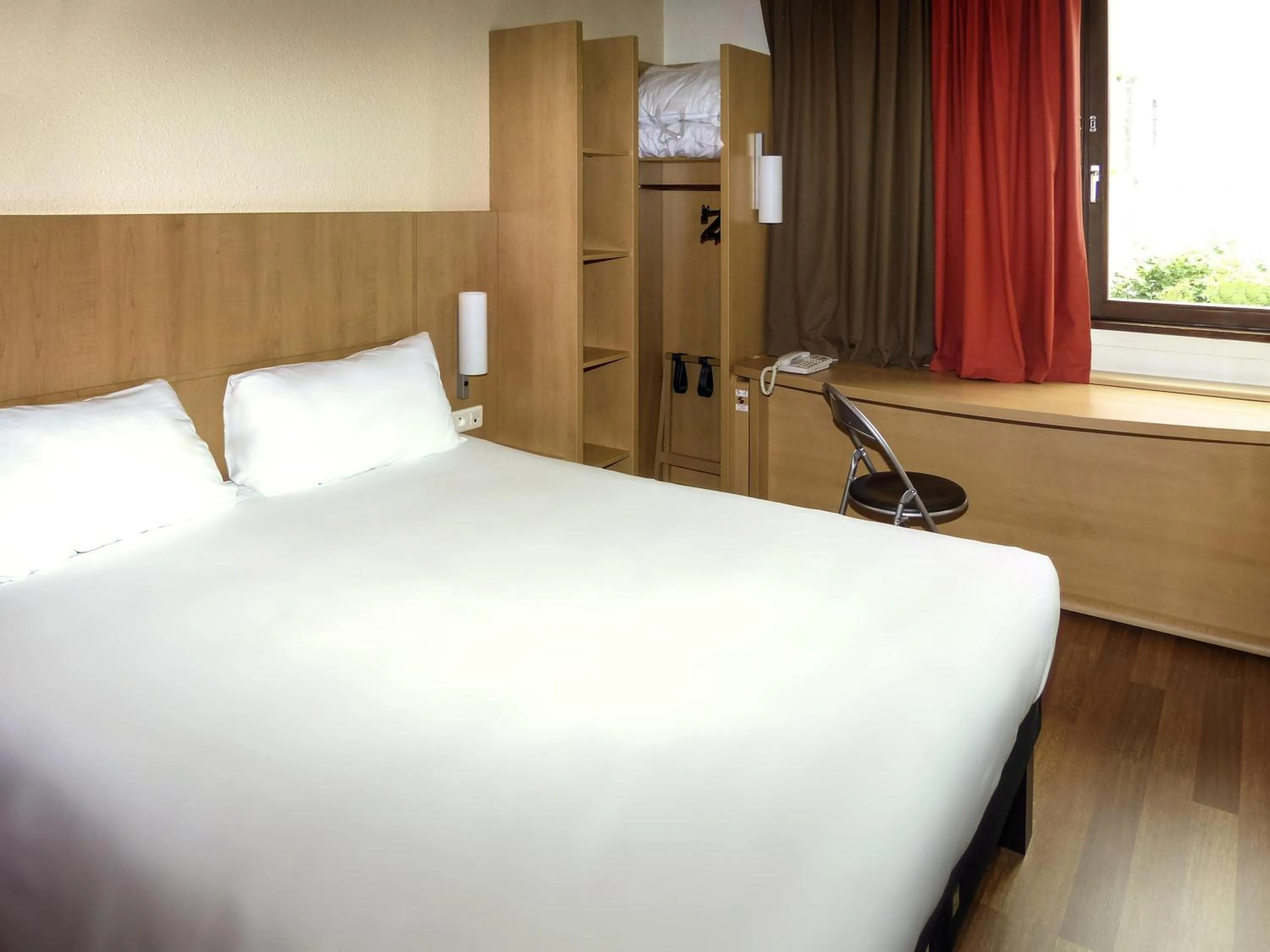 Standard Room with One Double Bed and One Single Bed in ibis Périgueux Centre