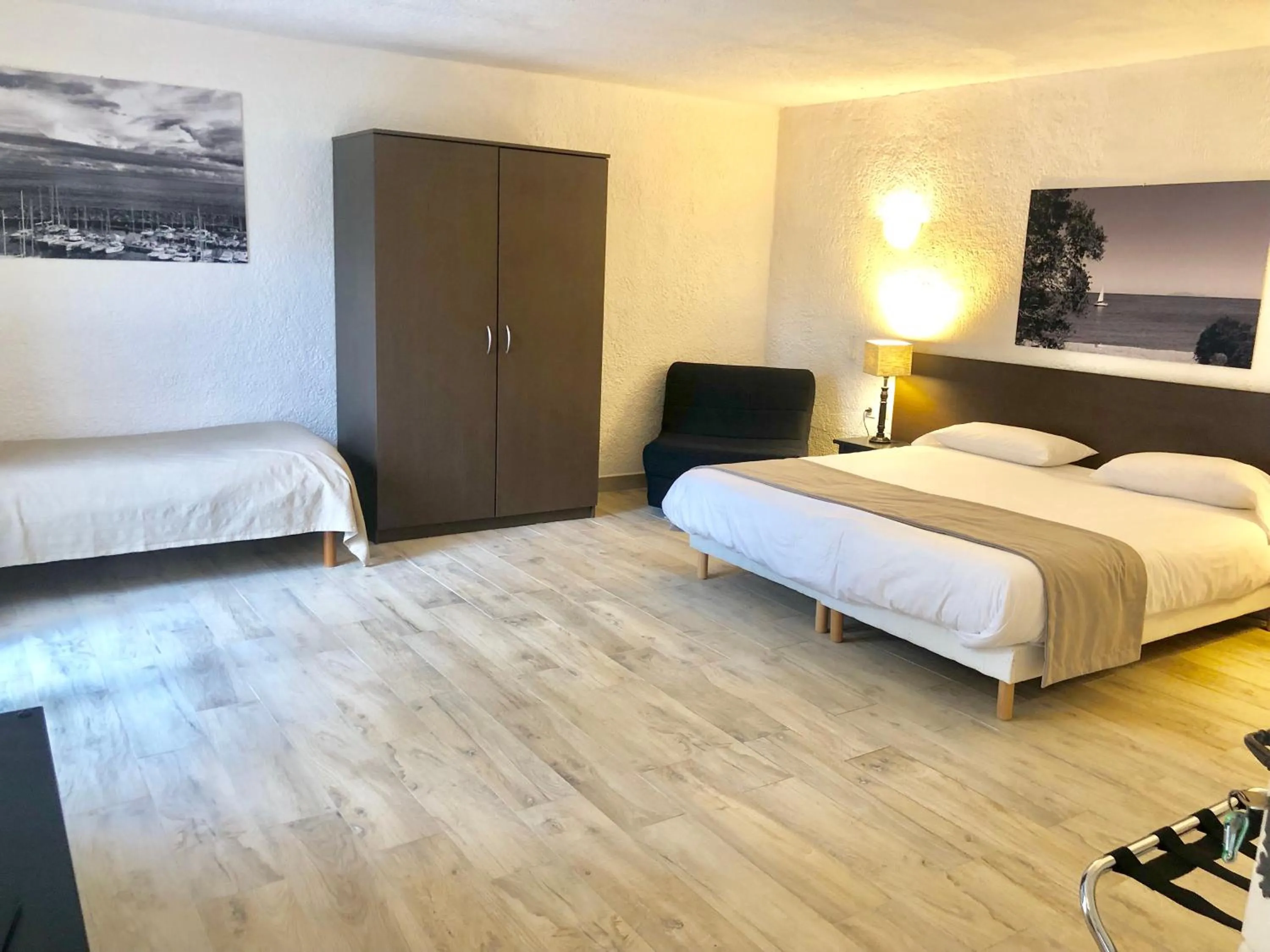 King Room with Roll-In Shower - Disability Access in Hôtel Casa Rossa & Spa