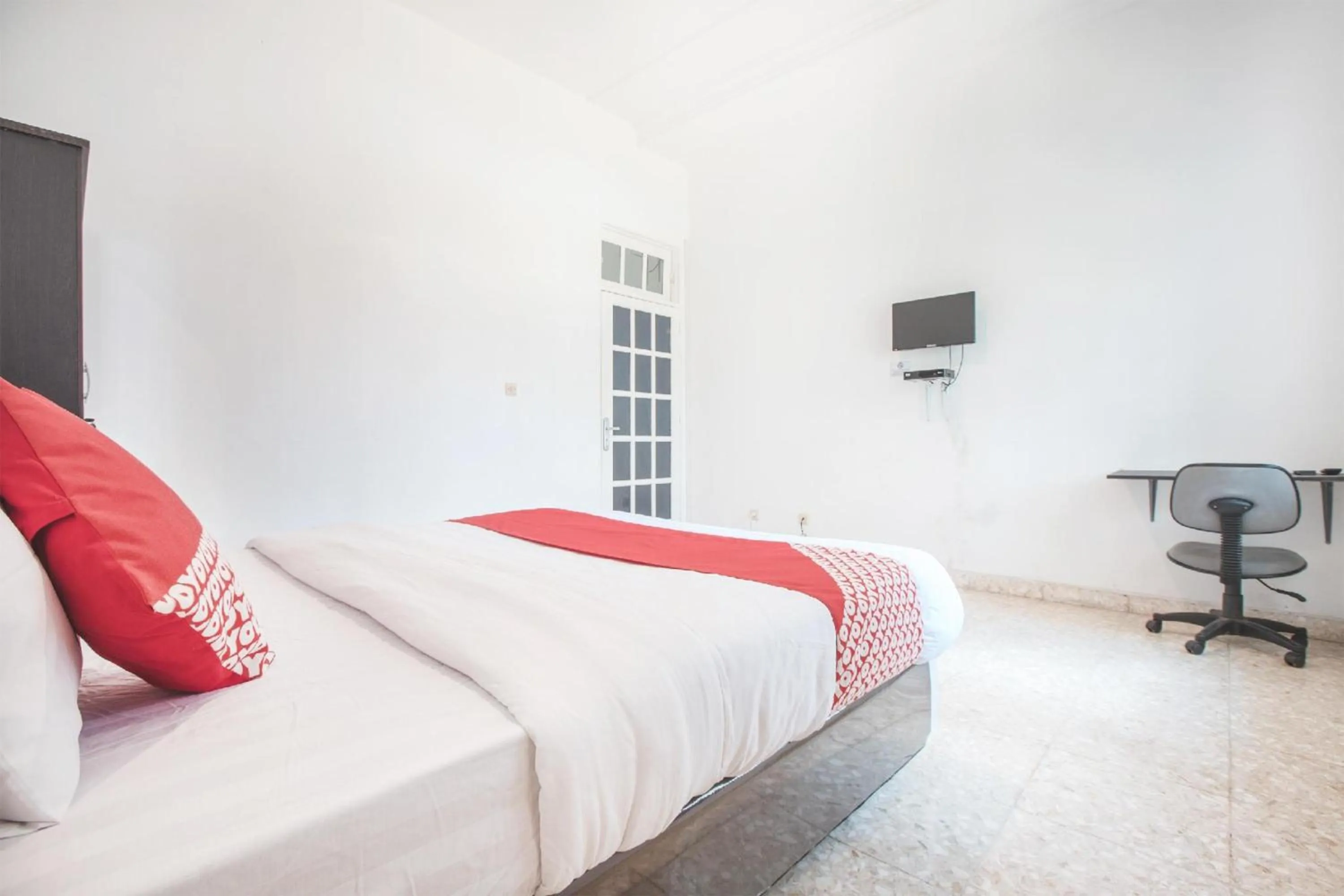 Deluxe Double Room in Capital O 332 Residence G17 Kemang