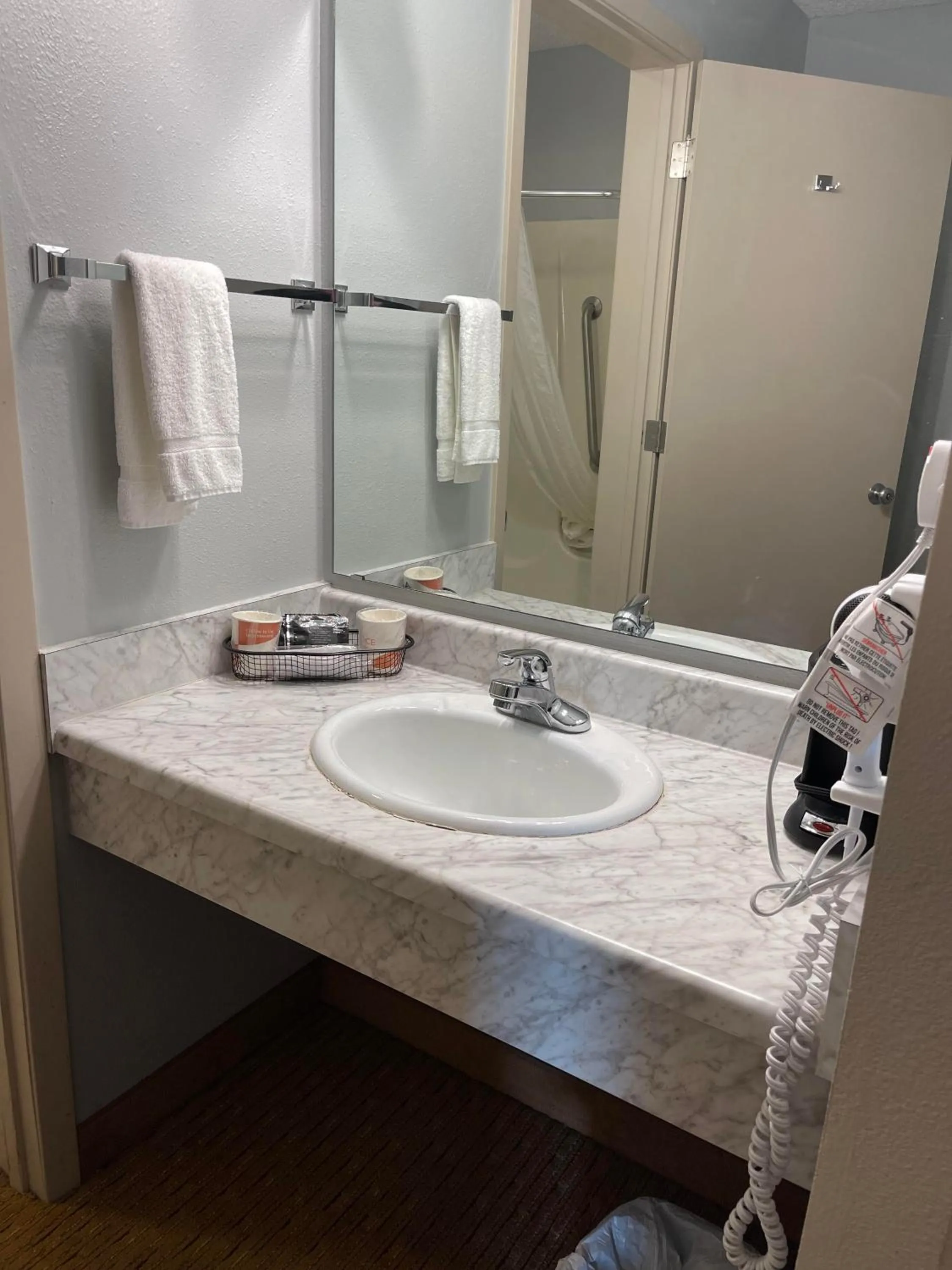 King Room - Accessible/Non-Smoking in Quality Inn Frontier at US Hwy 30