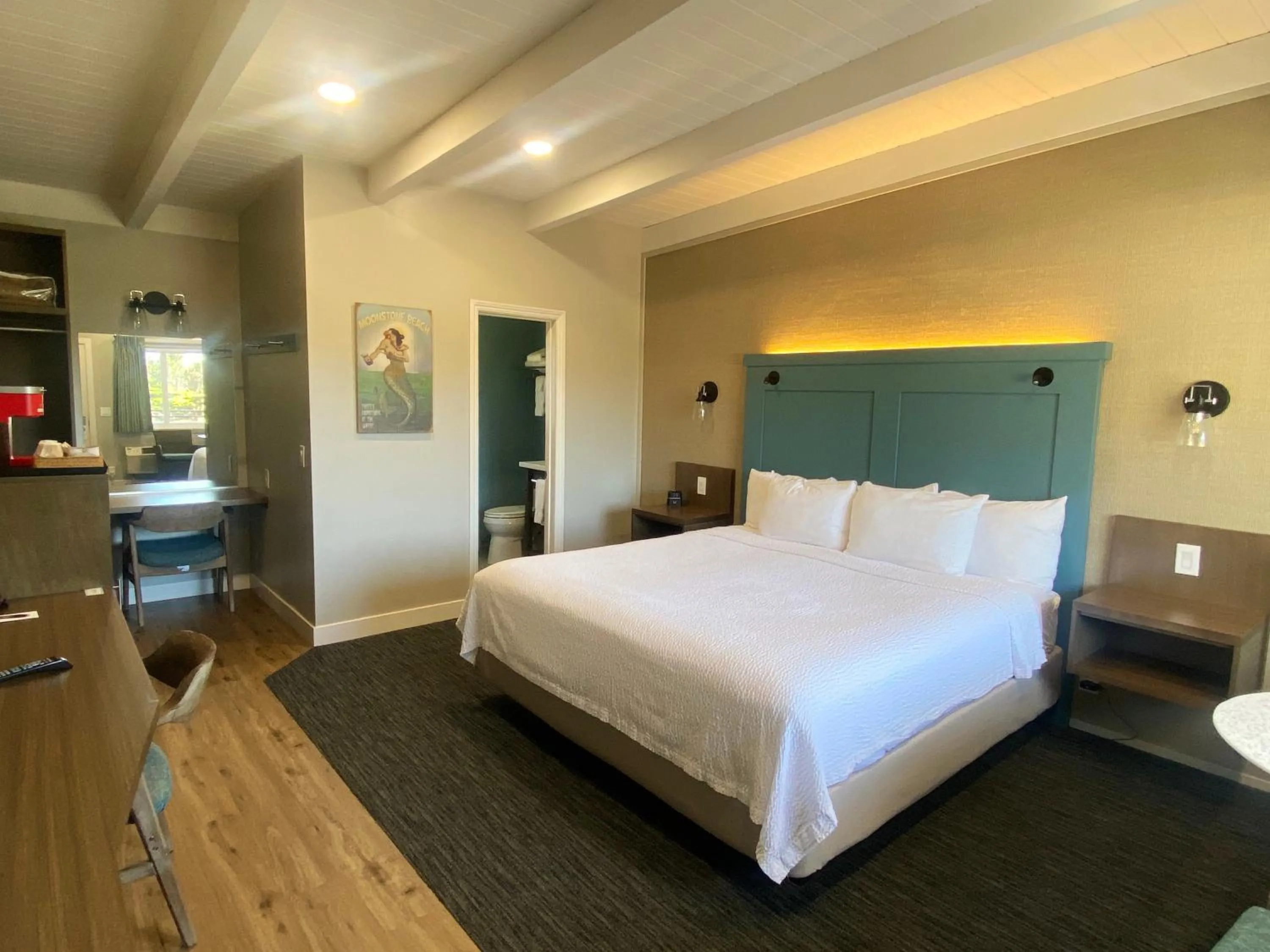 King Oceanview Room. No Pets in Castle Inn