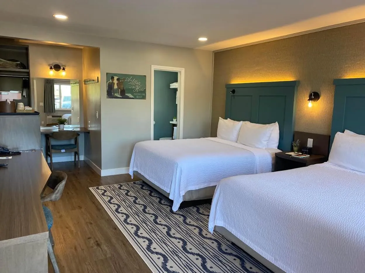 Standard 2-Queen Room. No Pets in Castle Inn