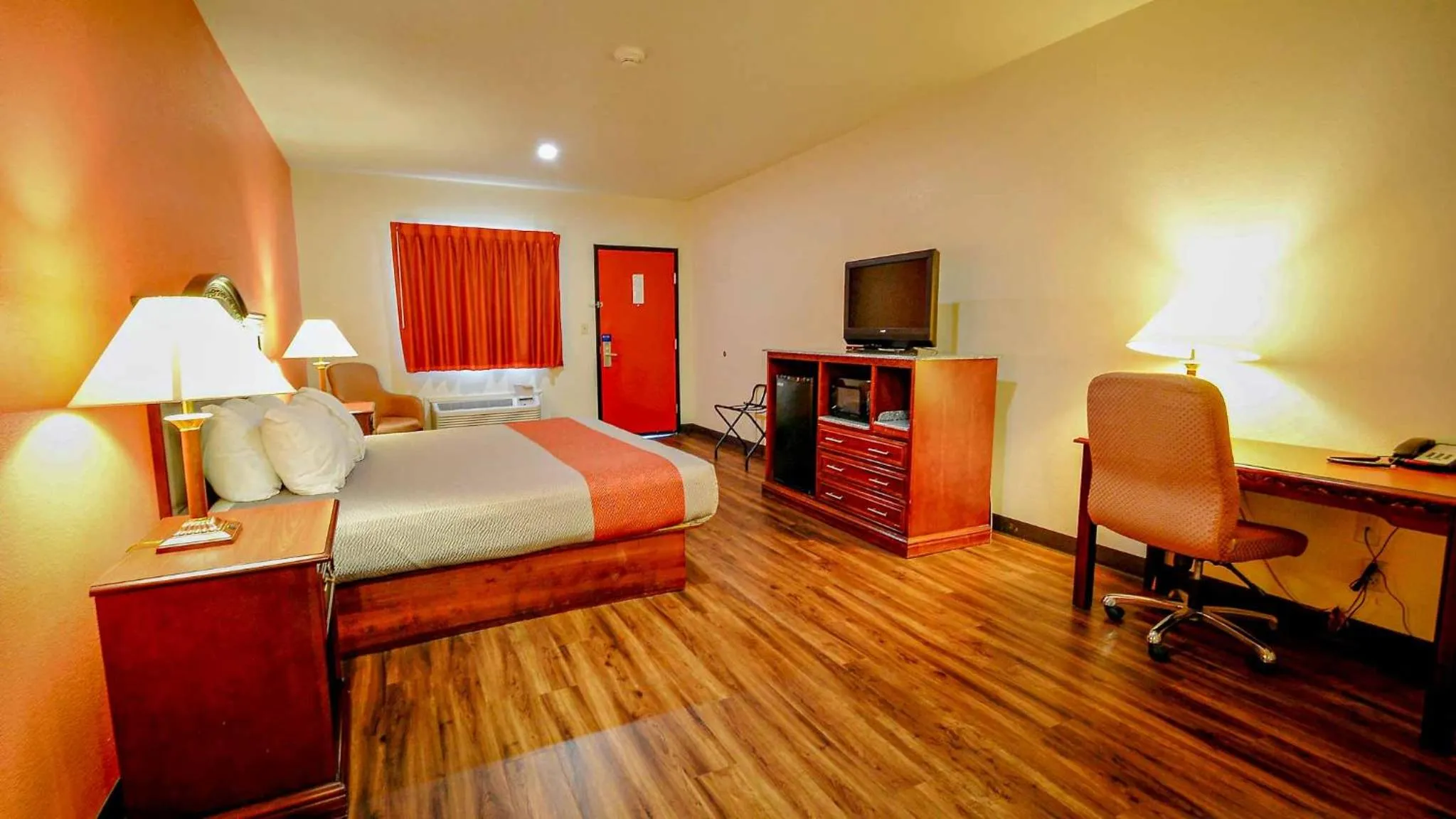 Deluxe King Room - Smoking in Motel 6-Atoka, OK