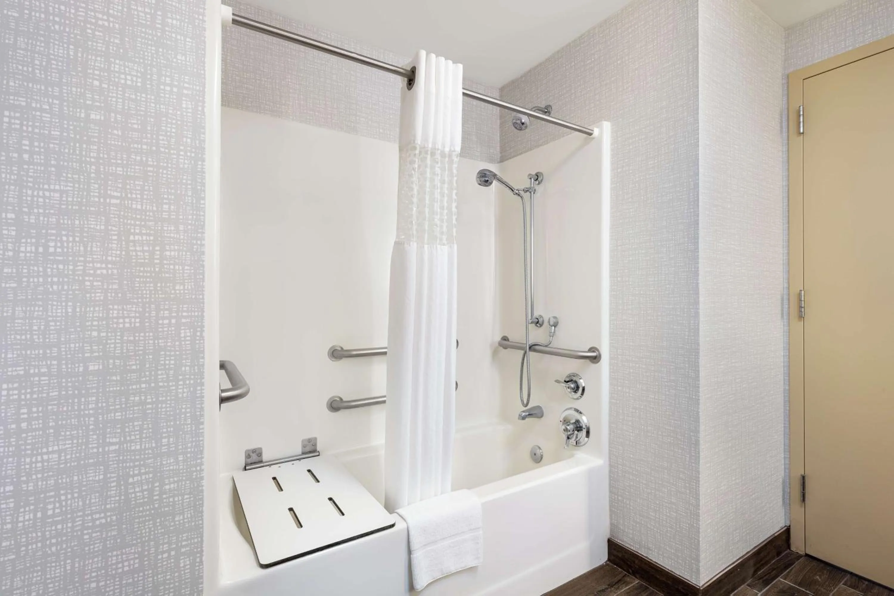 King Room with Accessible Tub - Mobility and Hearing Access/Non-Smoking in Newly Renovated Hampton Inn Omaha West Lakeside