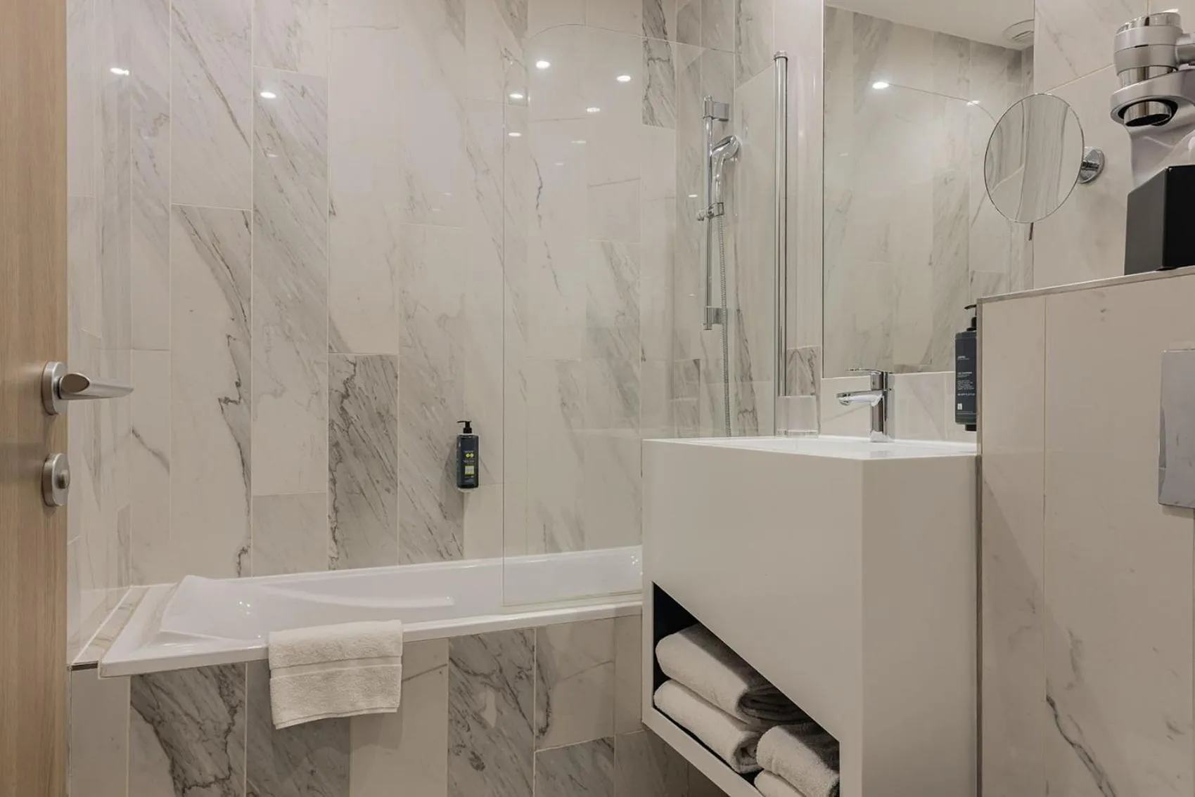 Classic Twin Room in Best Western Plus Comedie Saint Roch