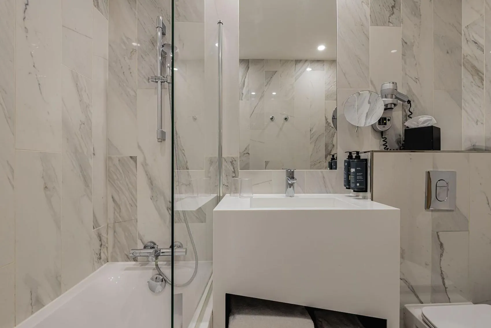 Classic Queen Room in Best Western Plus Comedie Saint Roch