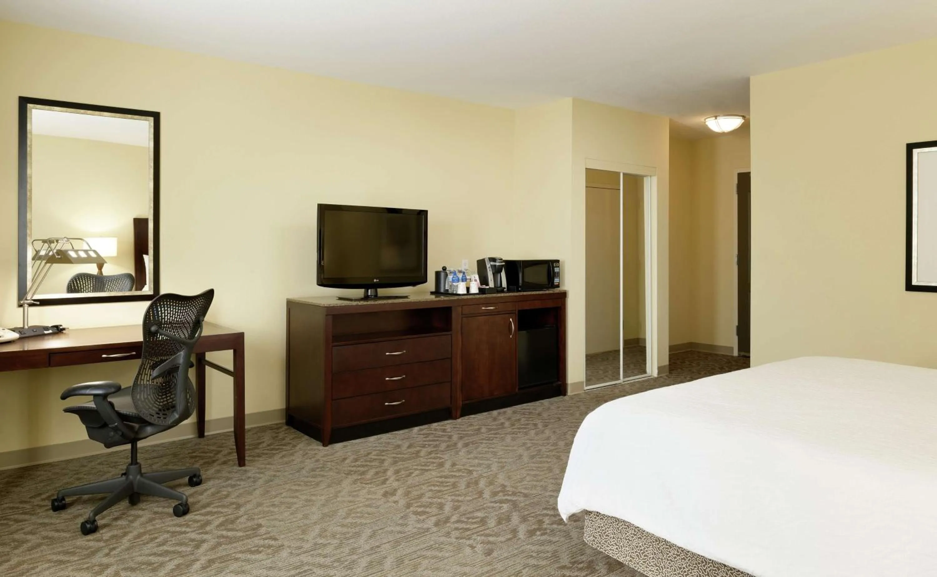 King Room with Roll-In Shower - Mobility Access in Hilton Garden Inn Phoenix North Happy Valley